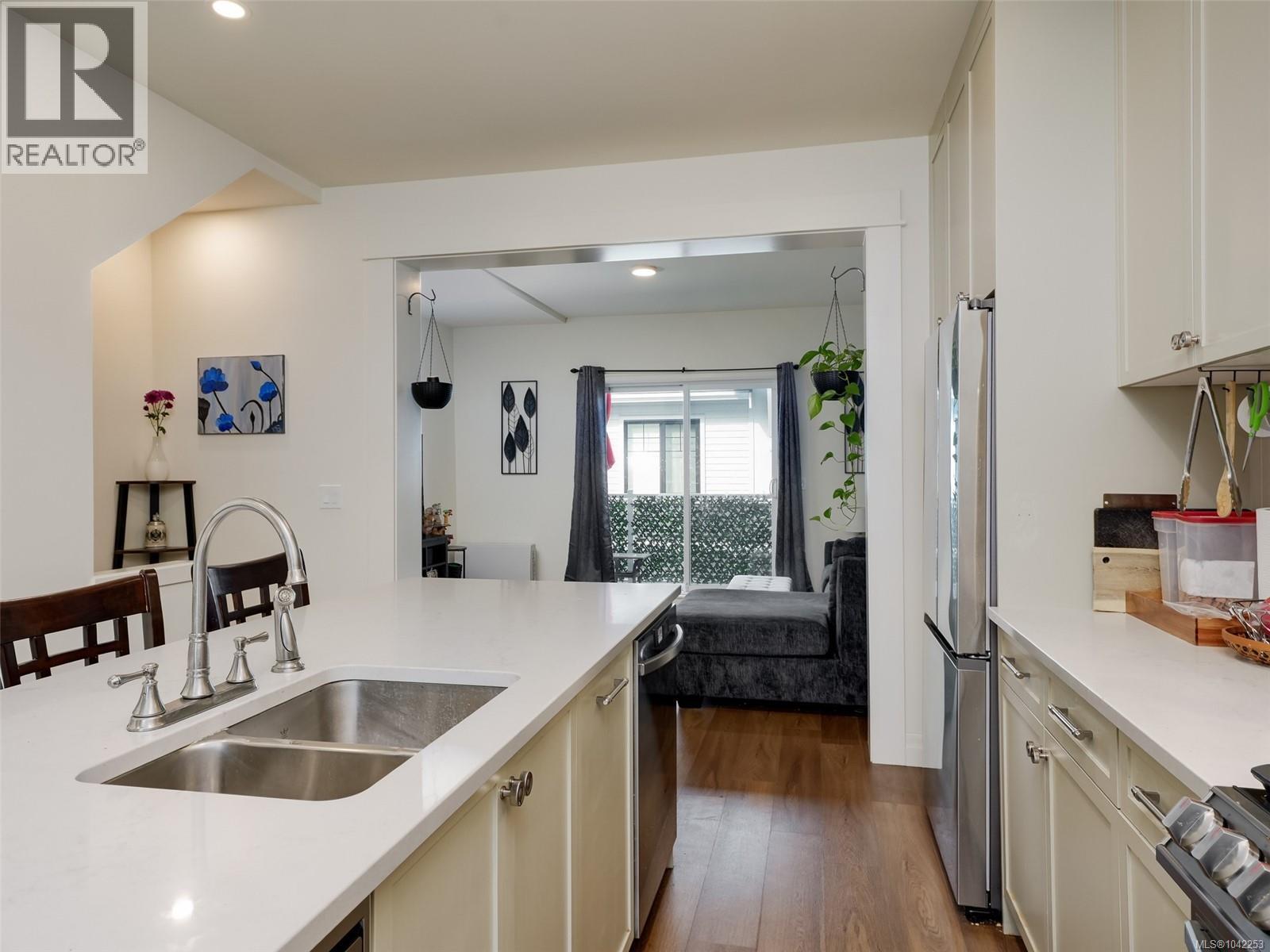 2 3094 Washington Ave Property Photo 6