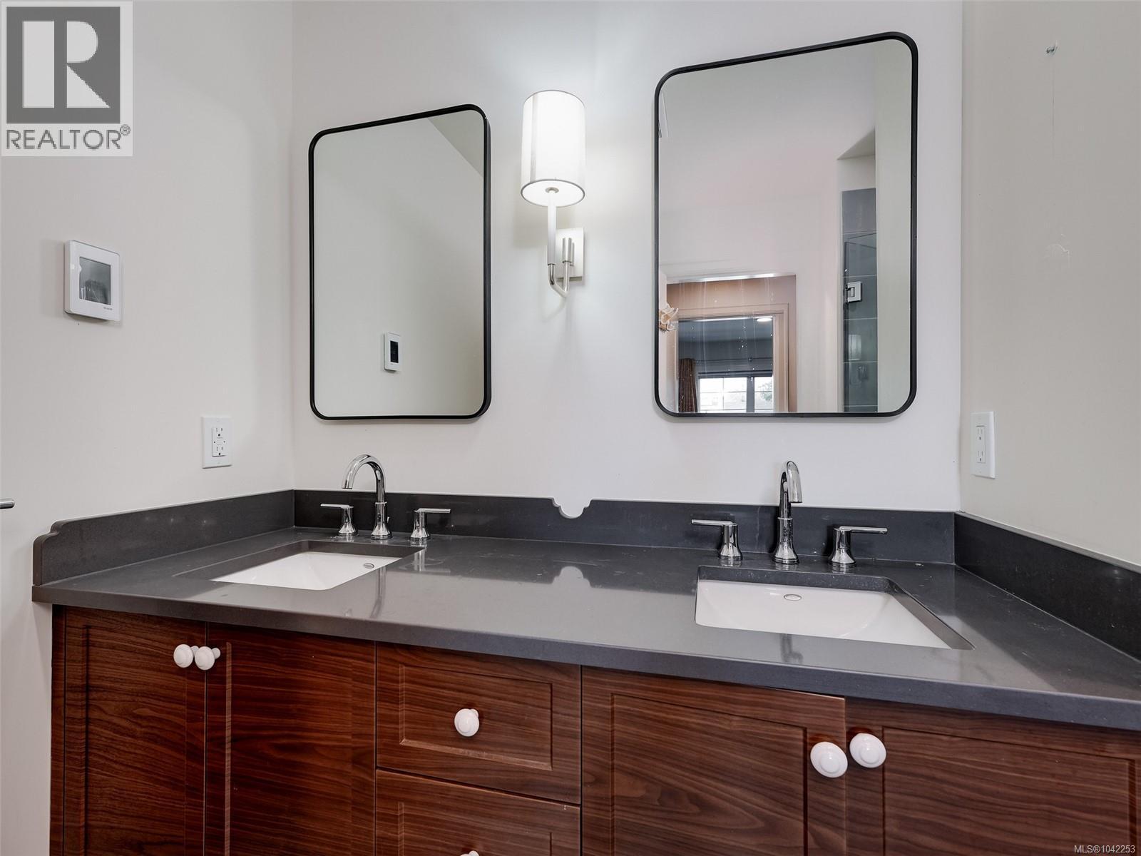 2 3094 Washington Ave Property Photo 11