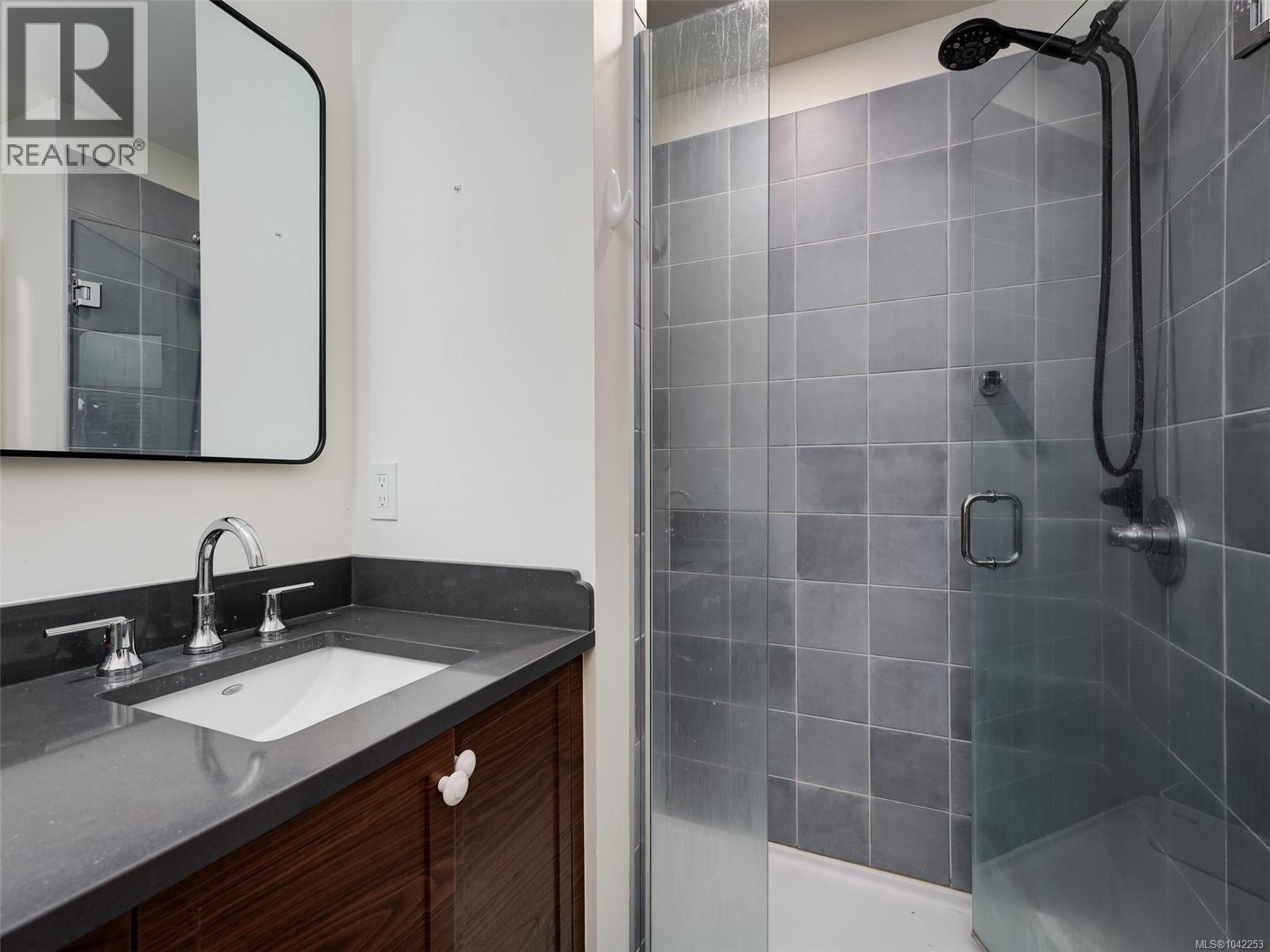 2 3094 Washington Ave Property Photo 12