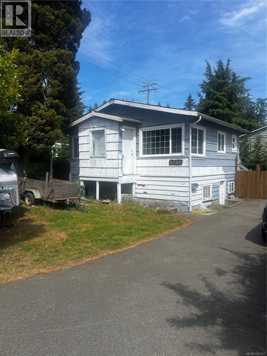 3796 Departure Bay Rd