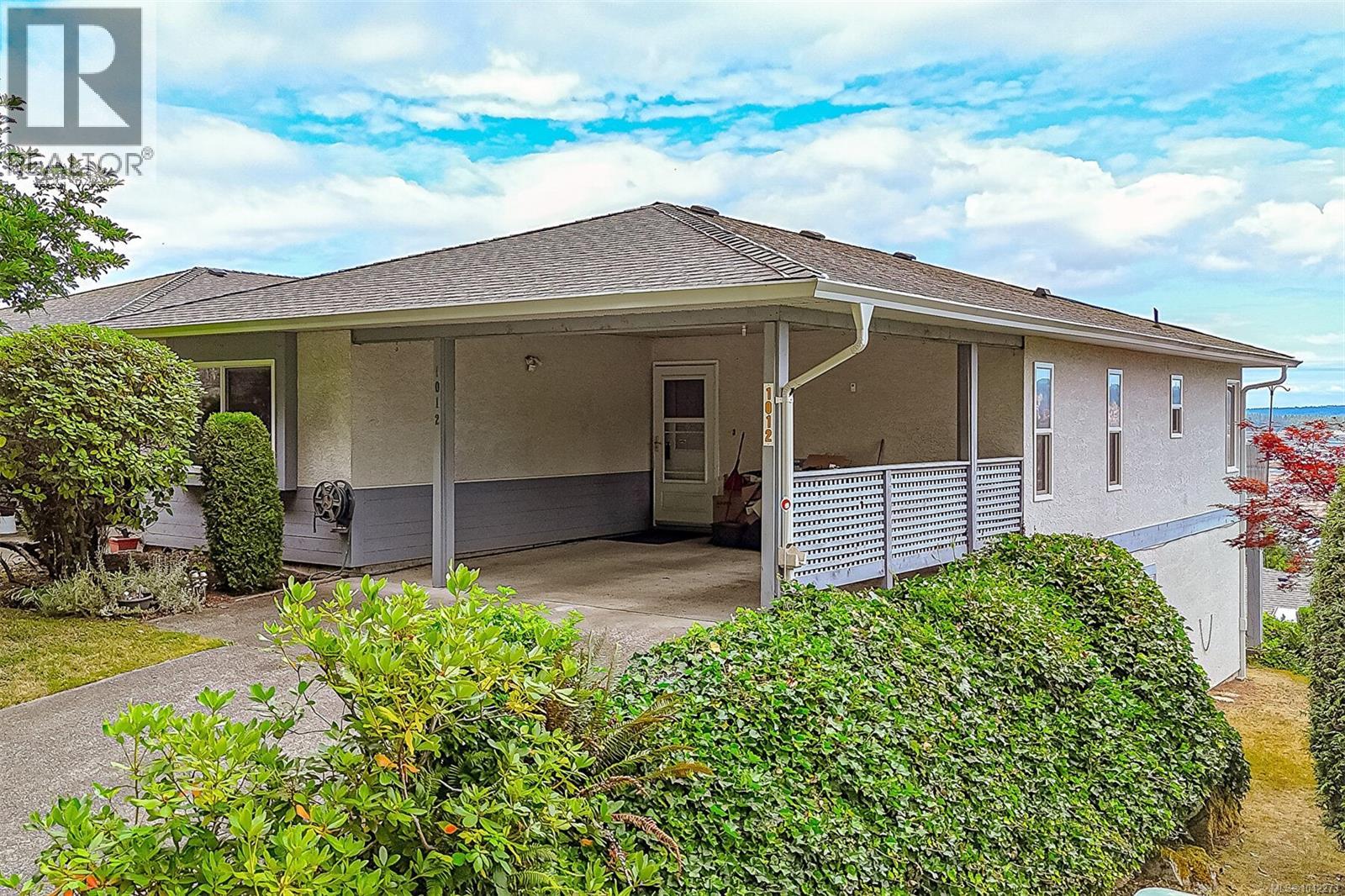 1012 Highview Terr Property Photo 2