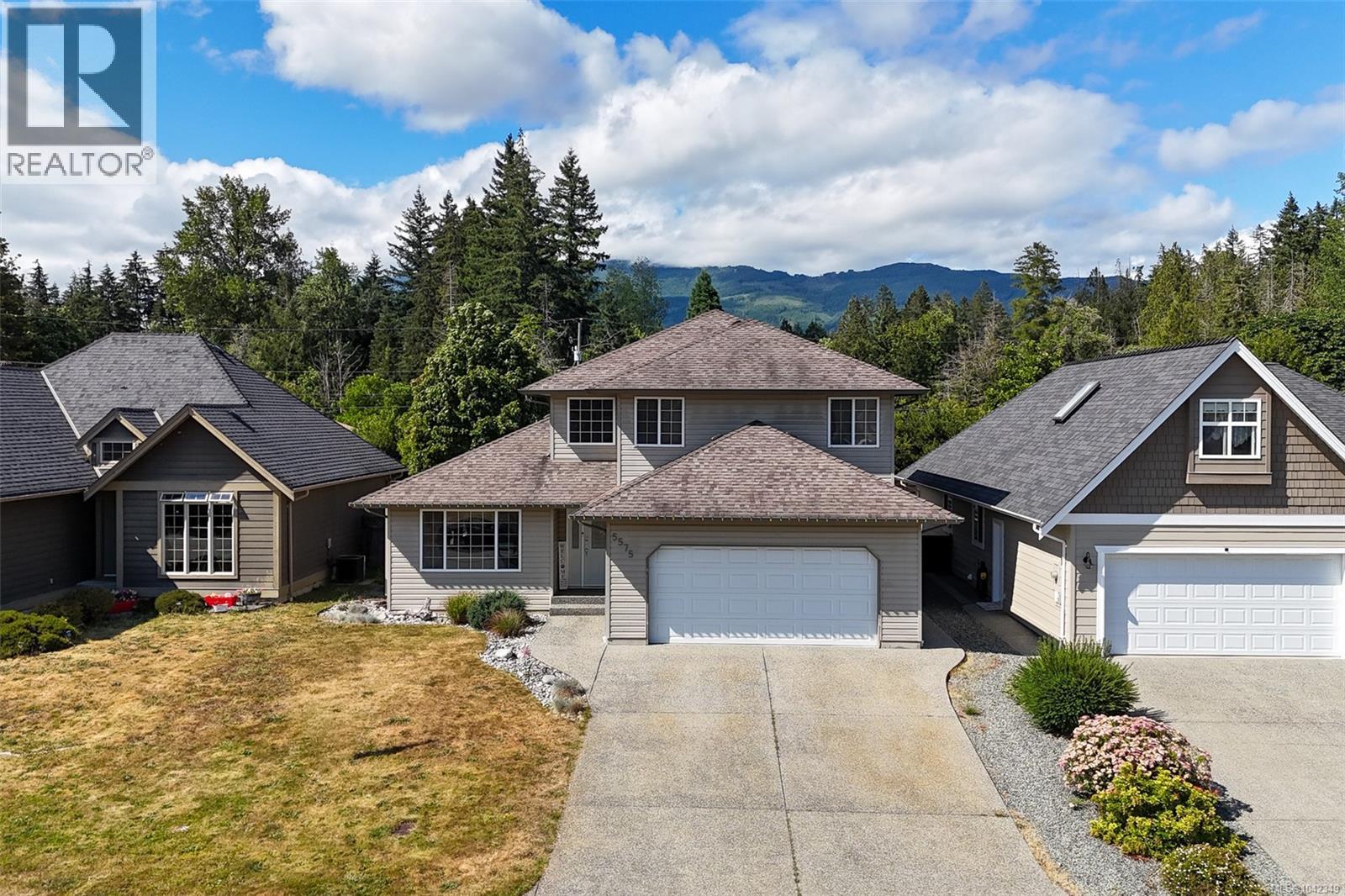 5575 Woodland Cres E Property Photo 1