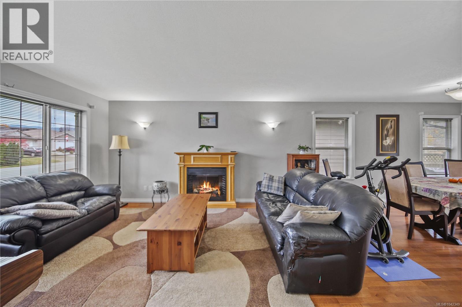 5575 Woodland Cres E Property Photo 7
