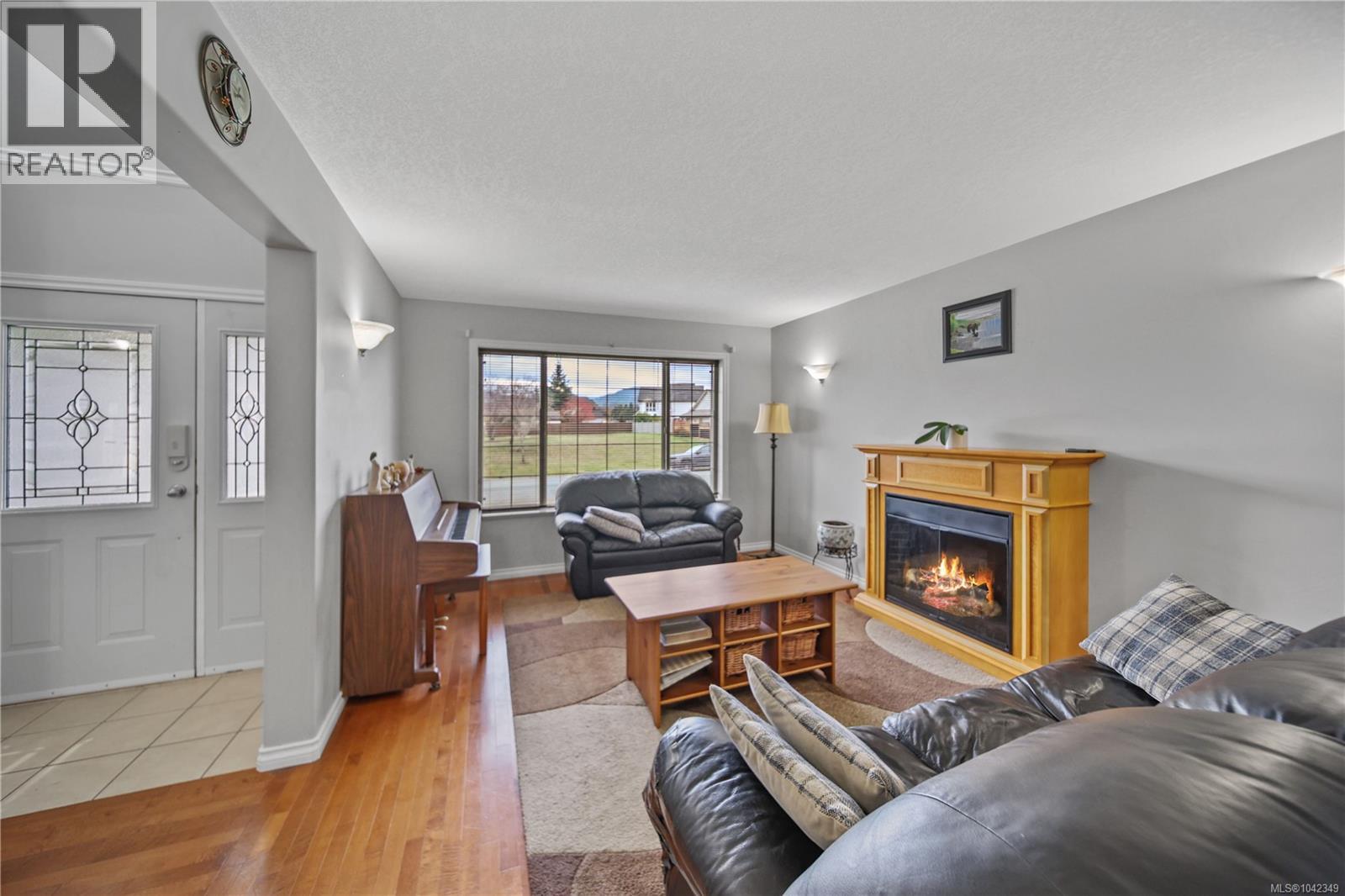 5575 Woodland Cres E Property Photo 9