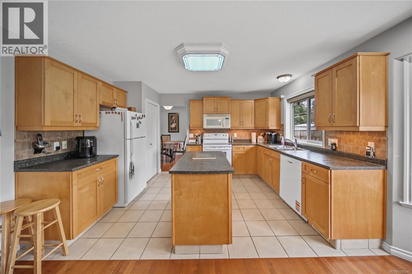 5575 Woodland Cres E Property Photo 10