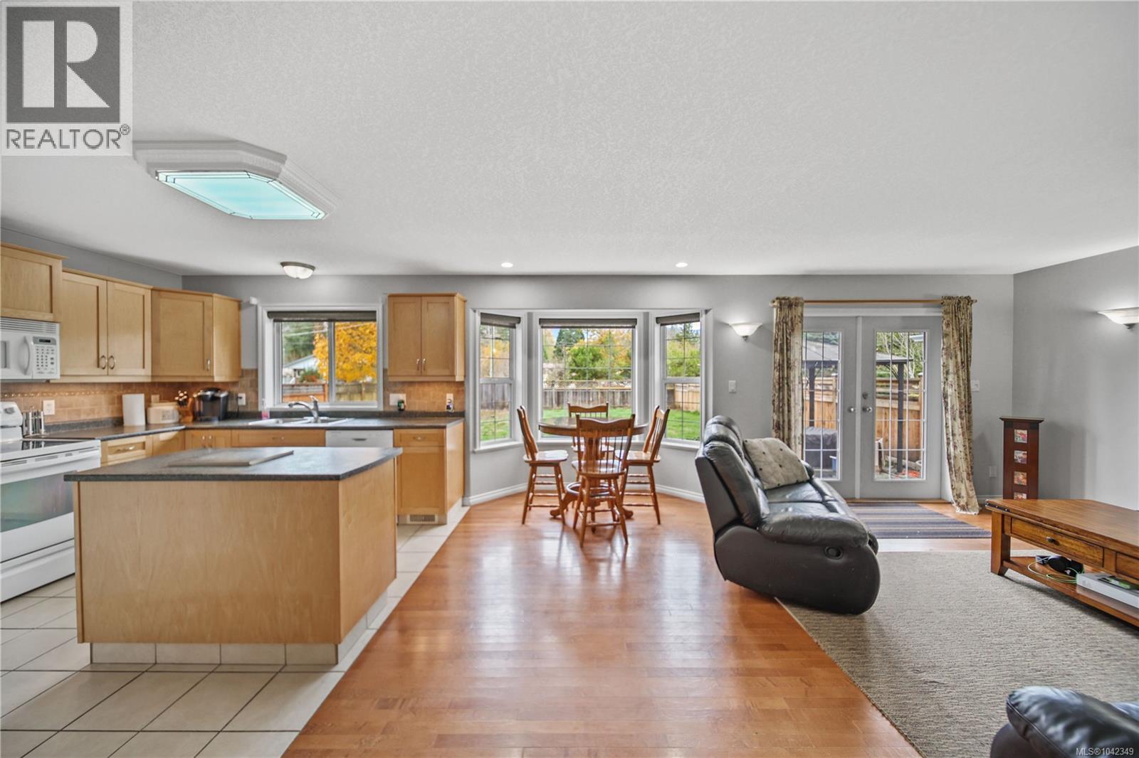5575 Woodland Cres E Property Photo 11