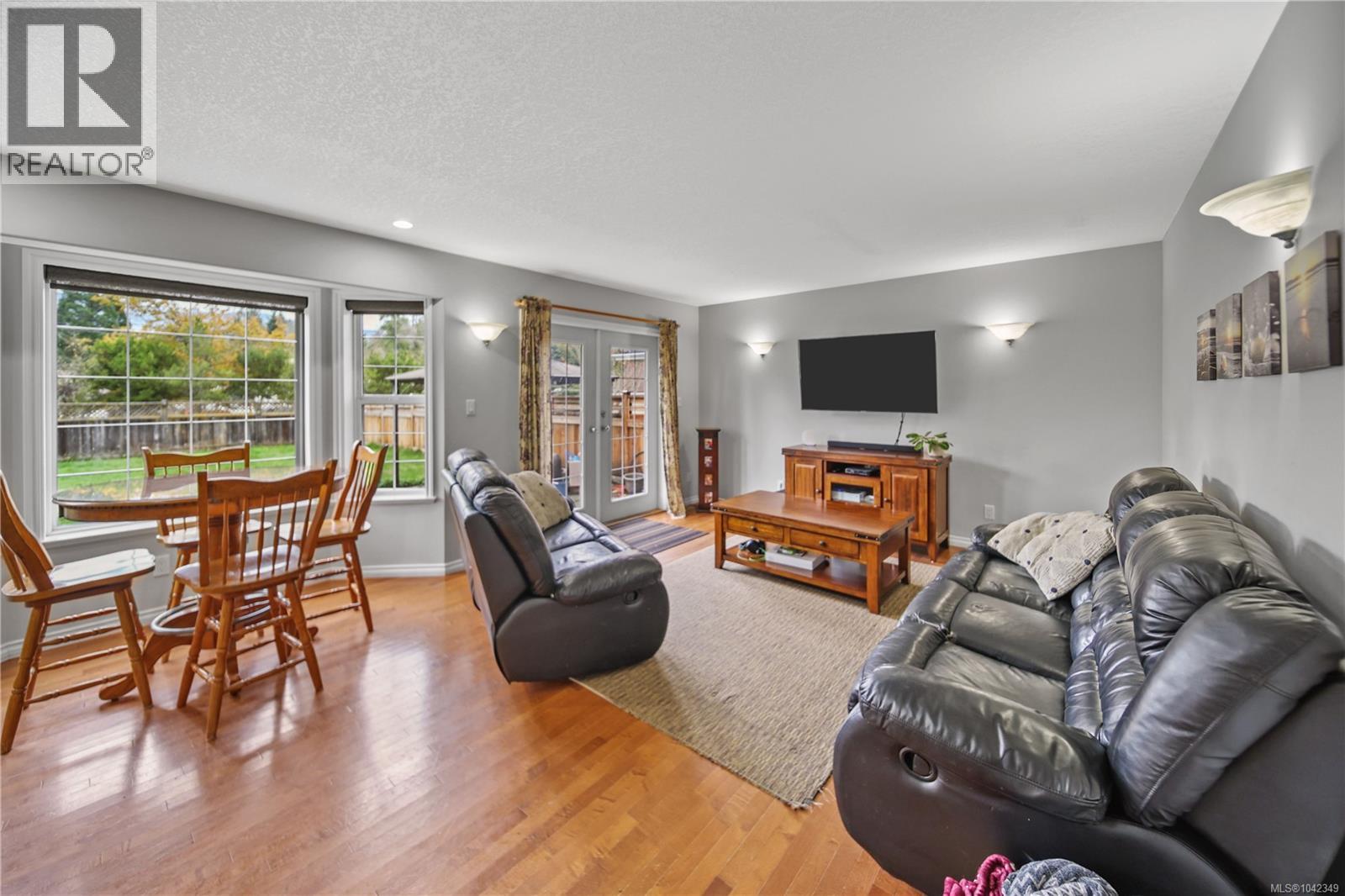 5575 Woodland Cres E Property Photo 12
