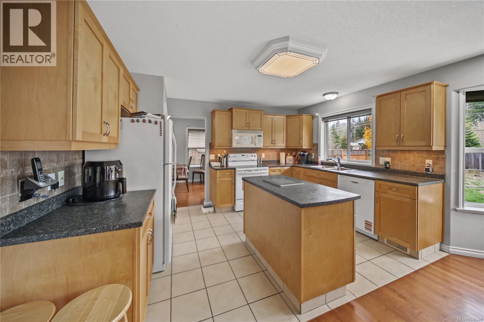 5575 Woodland Cres E Property Photo 14