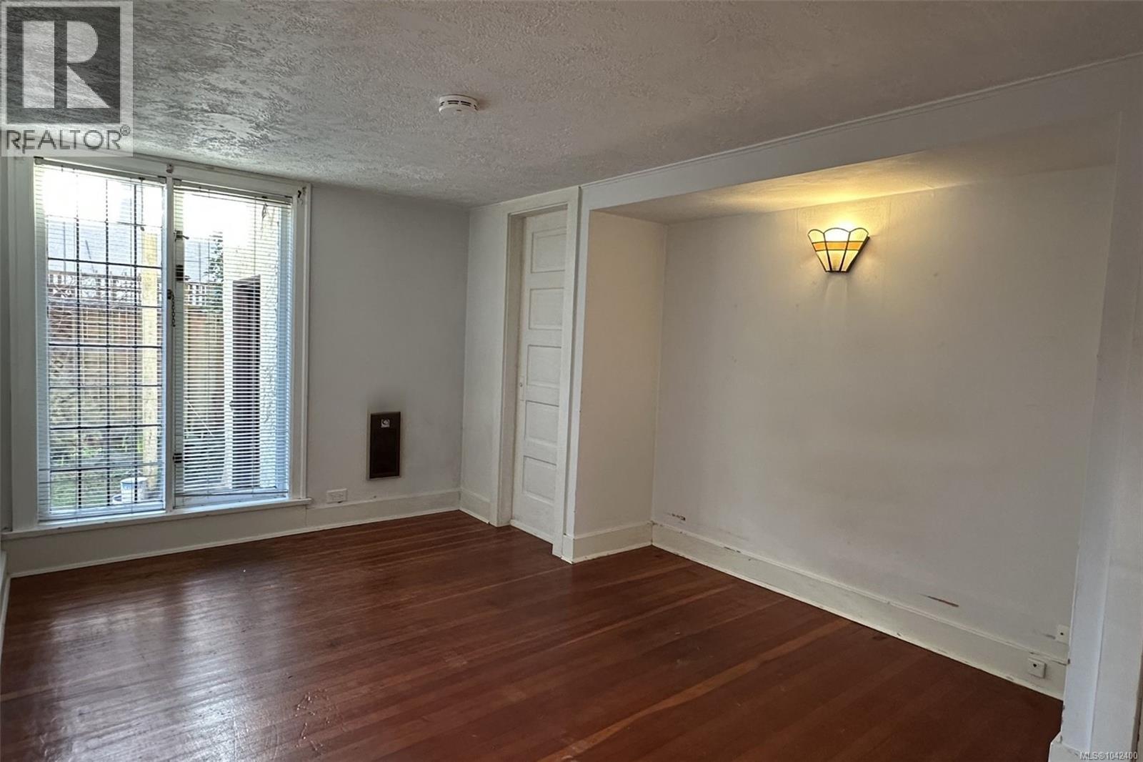 1043/1045 Belmont Ave Property Photo 8