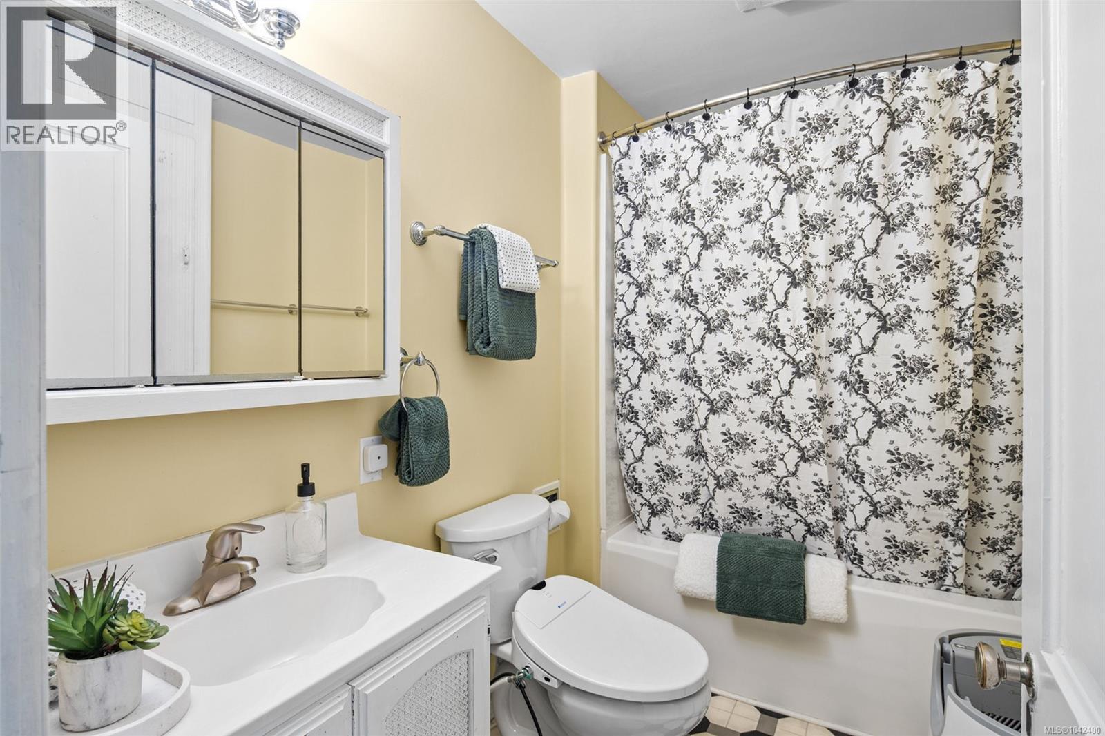 1043/1045 Belmont Ave Property Photo 12