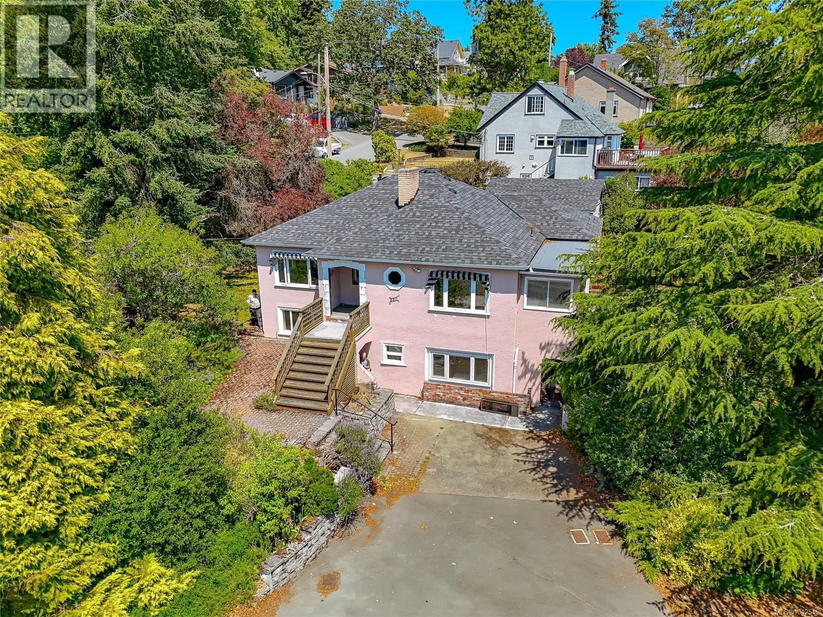 430 Gorge Rd W Property Photo 1