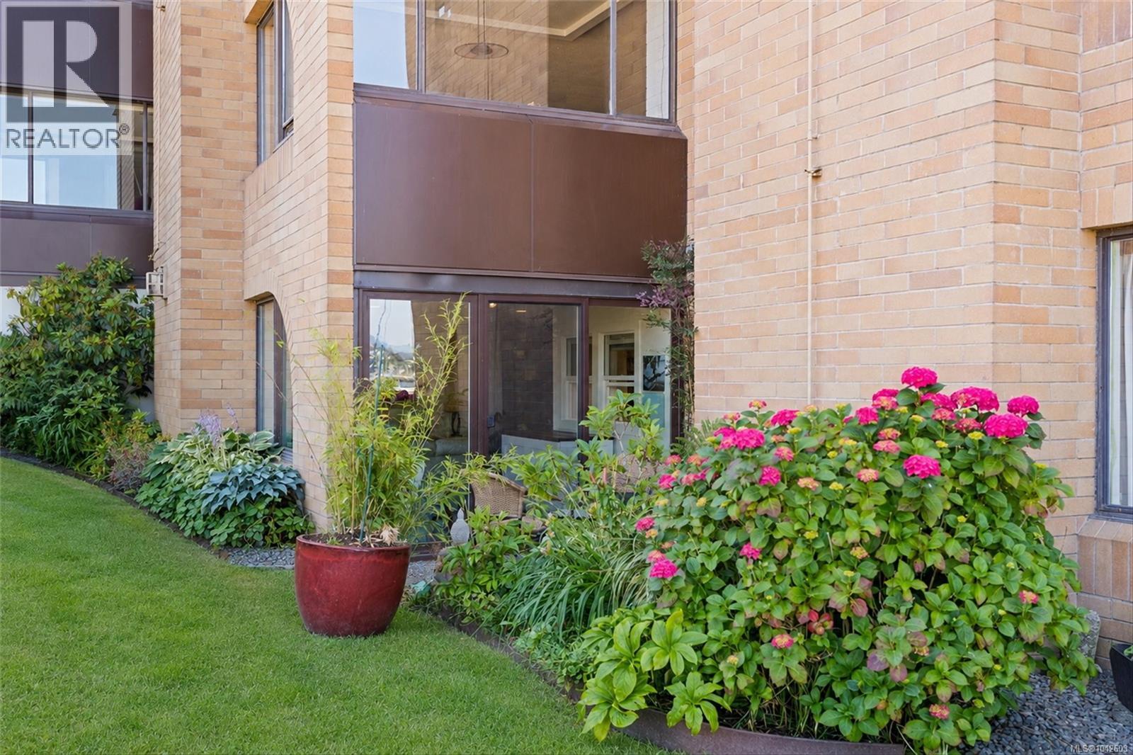 101 640 Montreal St Property Photo 32