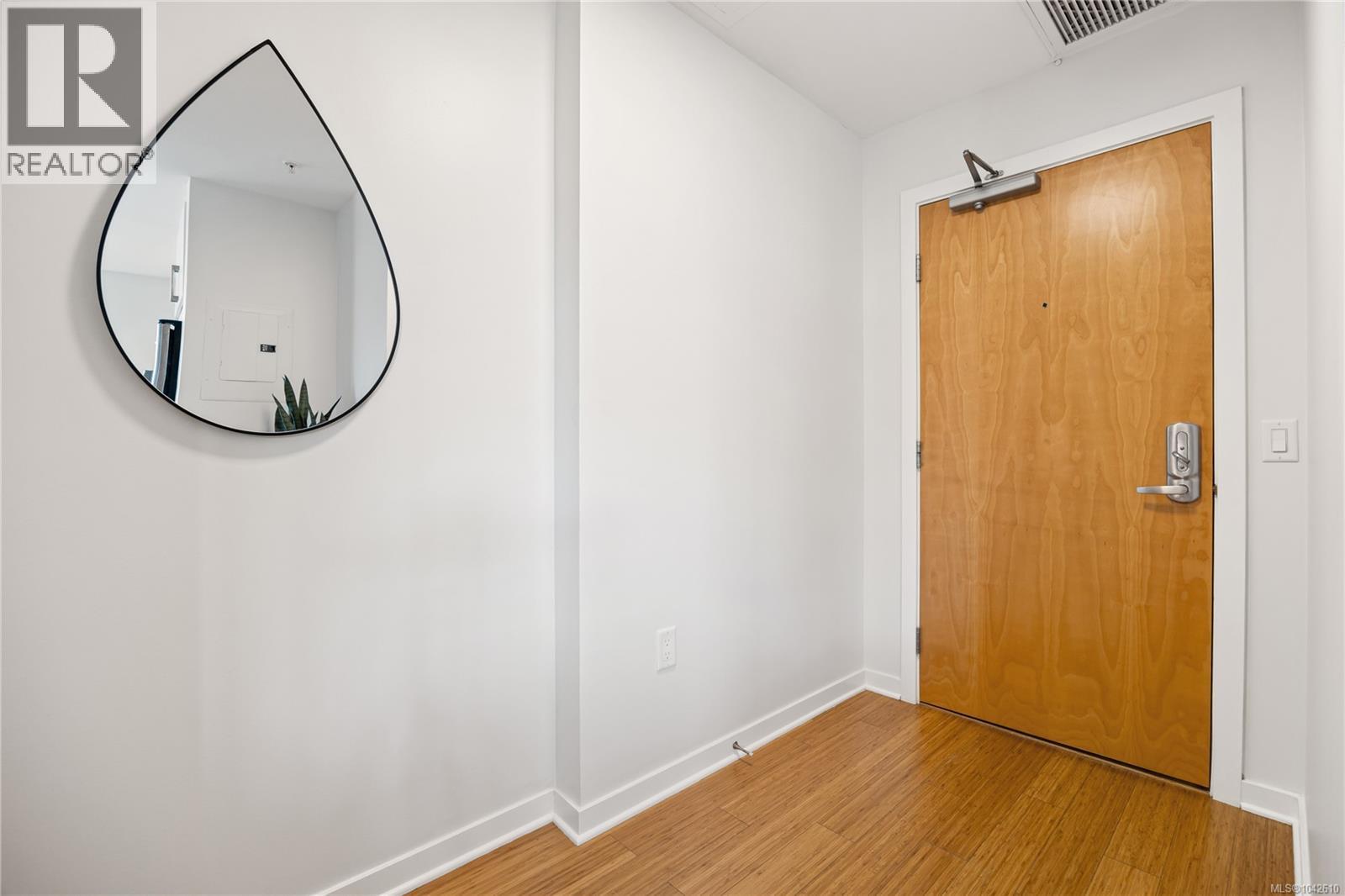 303 373 Tyee Rd Property Photo 6
