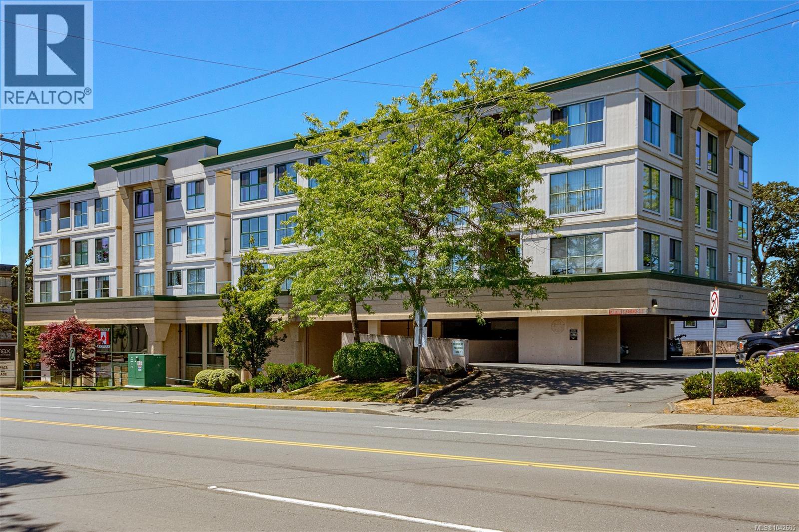 409 3460 Quadra St Property Photo 2