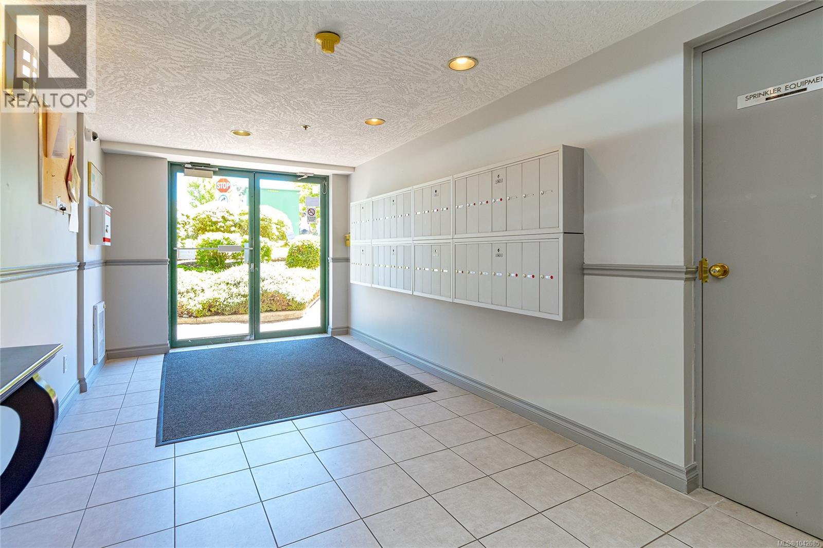 409 3460 Quadra St Property Photo 3