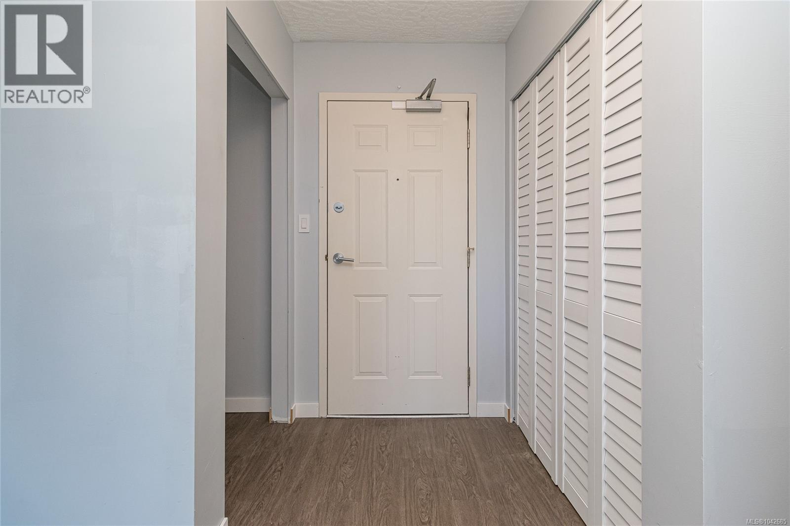 409 3460 Quadra St Property Photo 4