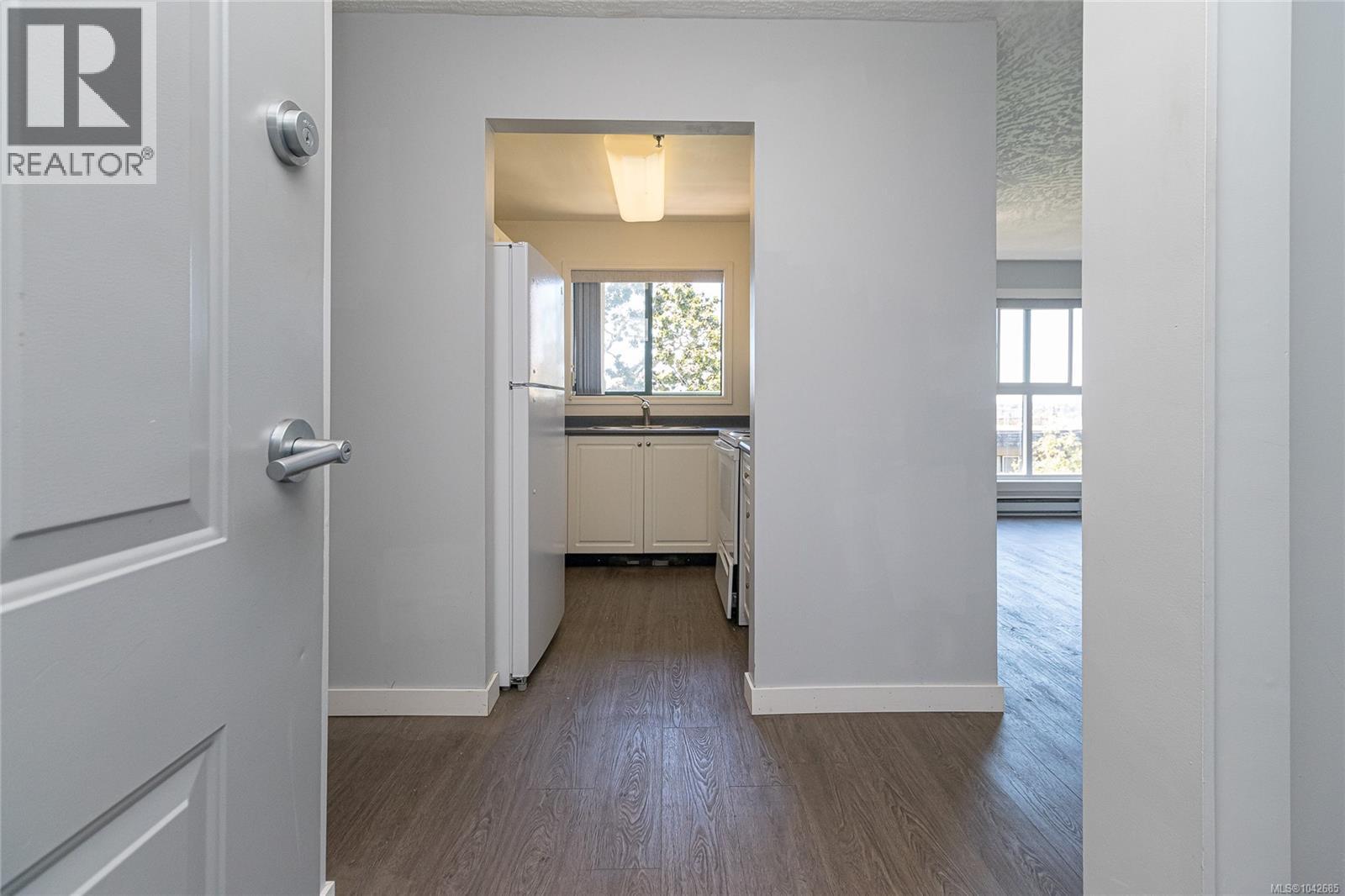 409 3460 Quadra St Property Photo 5