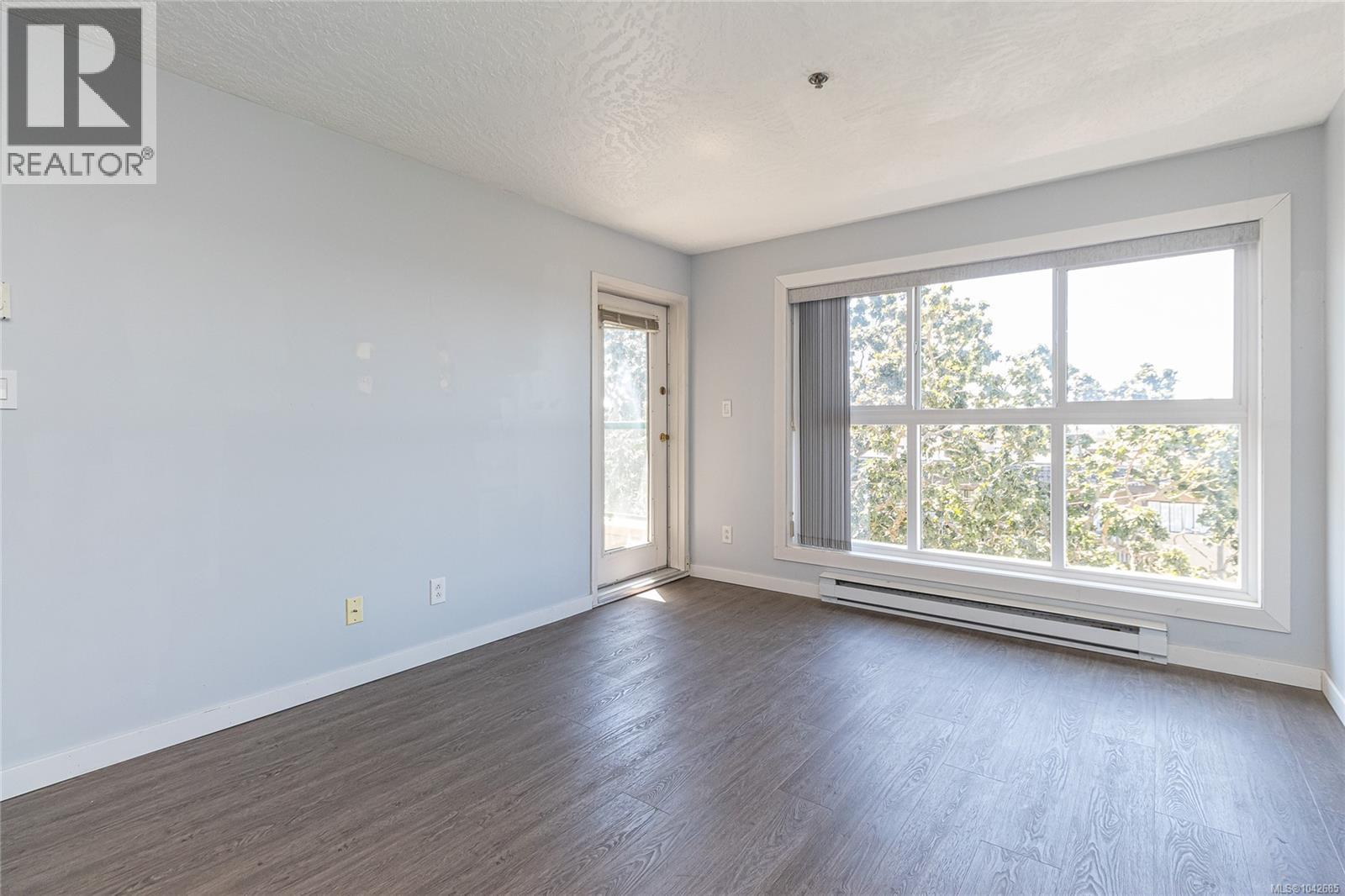 409 3460 Quadra St Property Photo 6