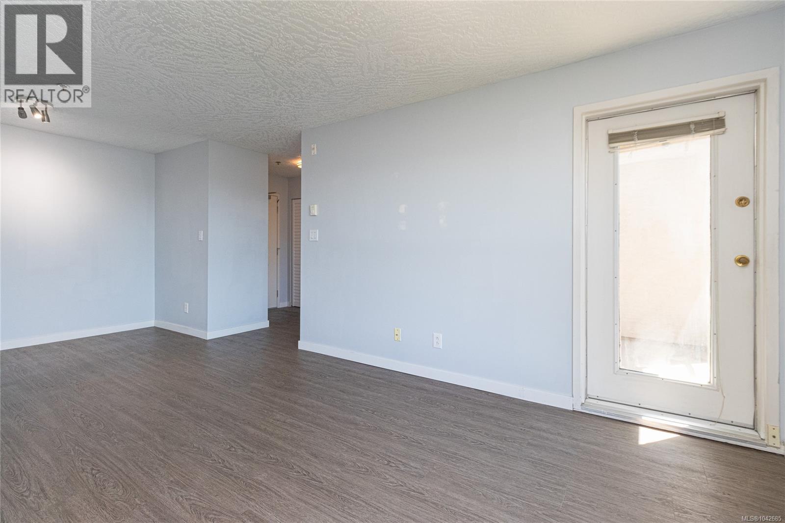 409 3460 Quadra St Property Photo 7