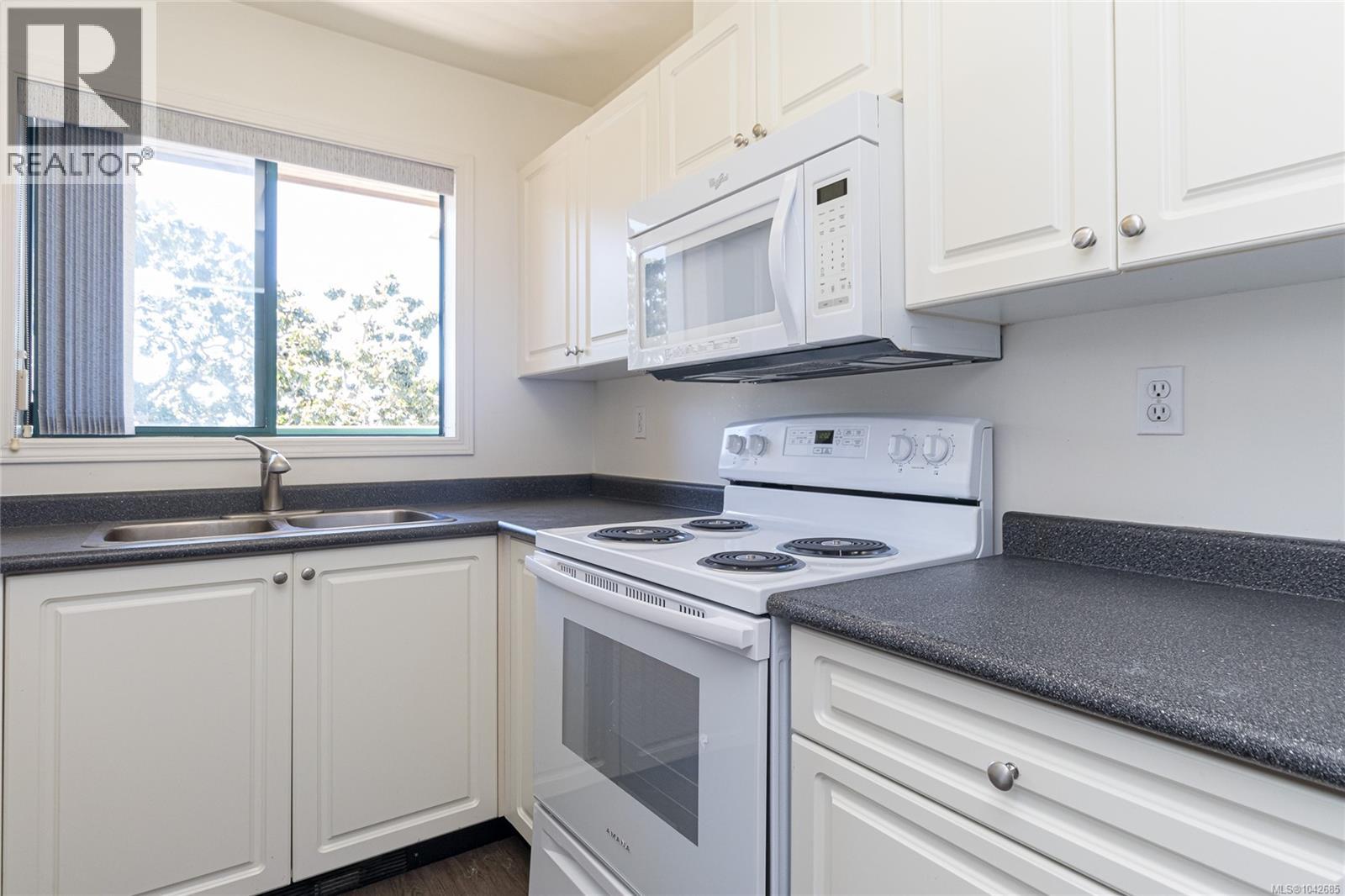 409 3460 Quadra St Property Photo 10