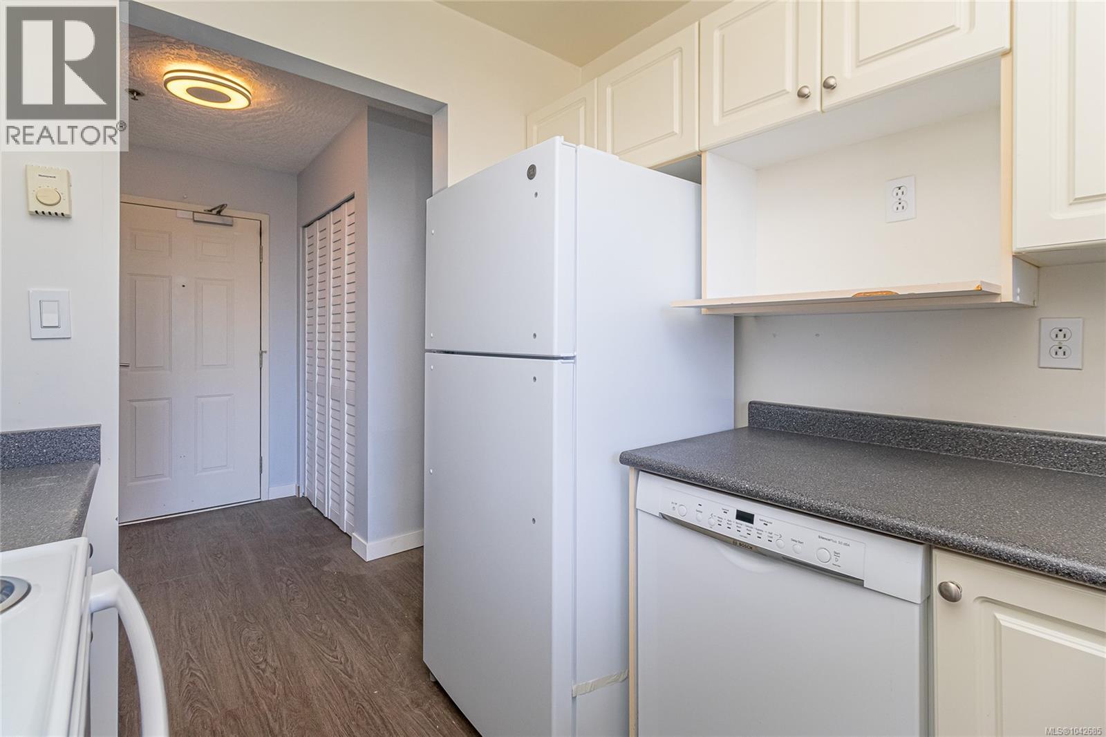 409 3460 Quadra St Property Photo 11