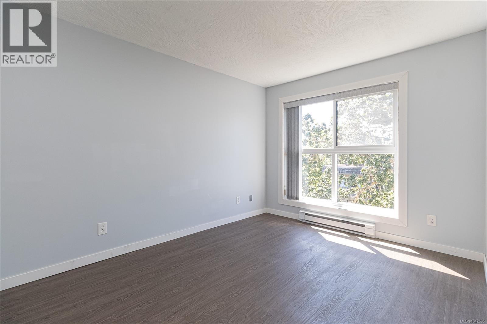 409 3460 Quadra St Property Photo 13