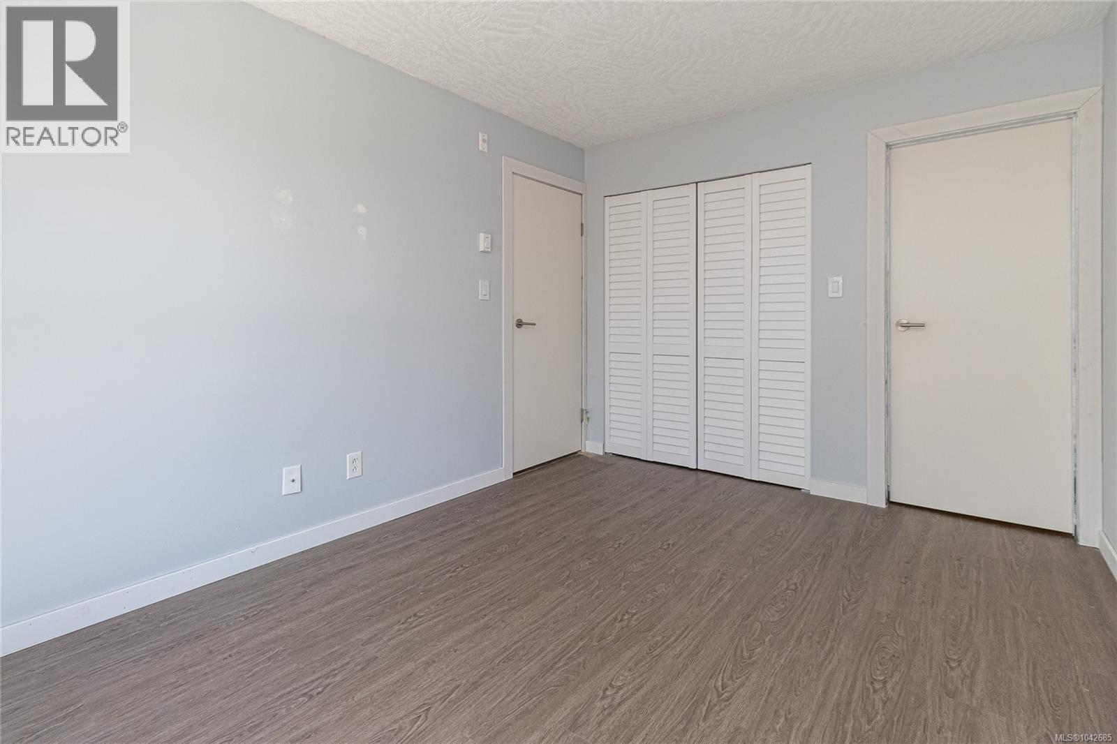 409 3460 Quadra St Property Photo 14