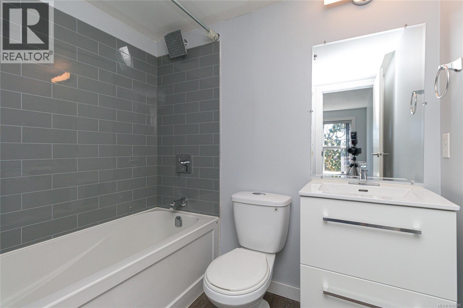 409 3460 Quadra St Property Photo 15