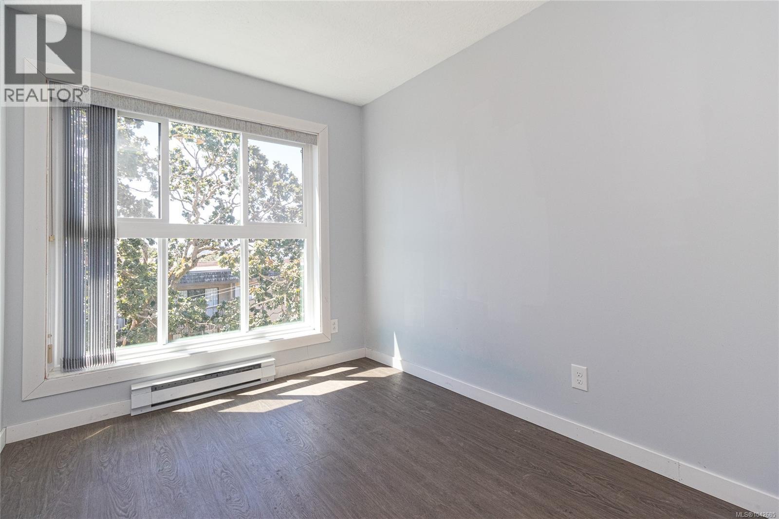 409 3460 Quadra St Property Photo 16