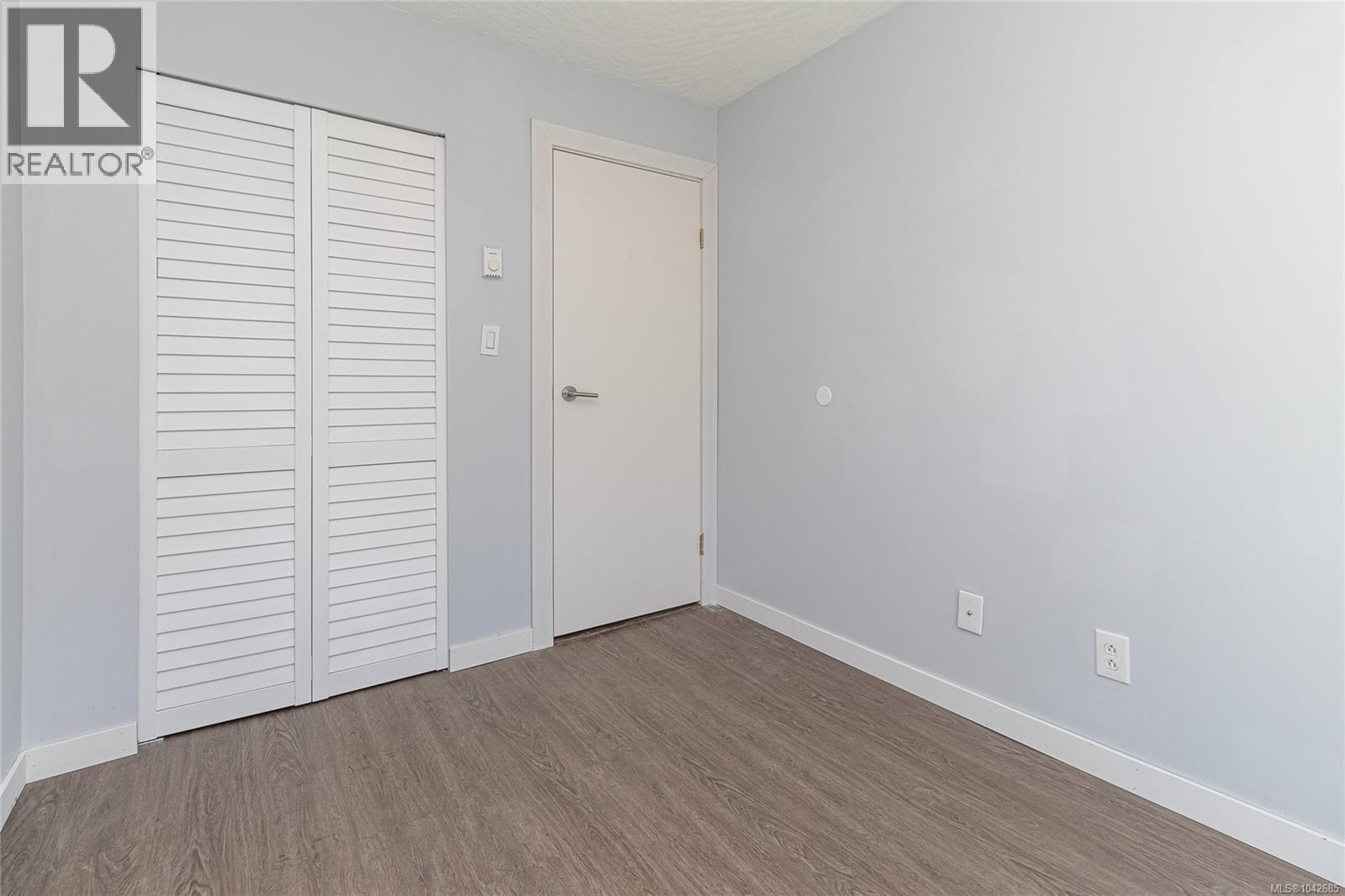 409 3460 Quadra St Property Photo 17