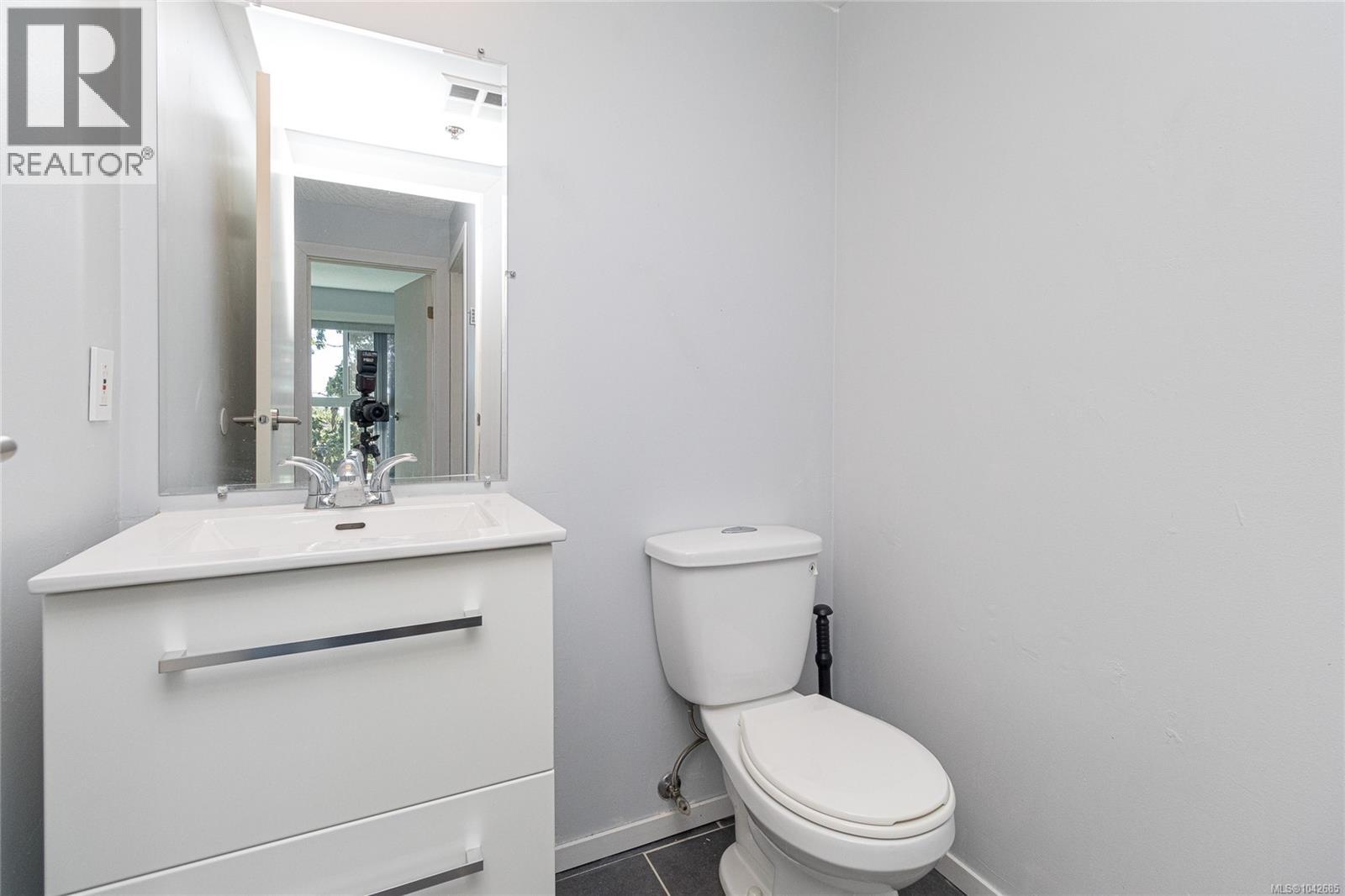 409 3460 Quadra St Property Photo 18