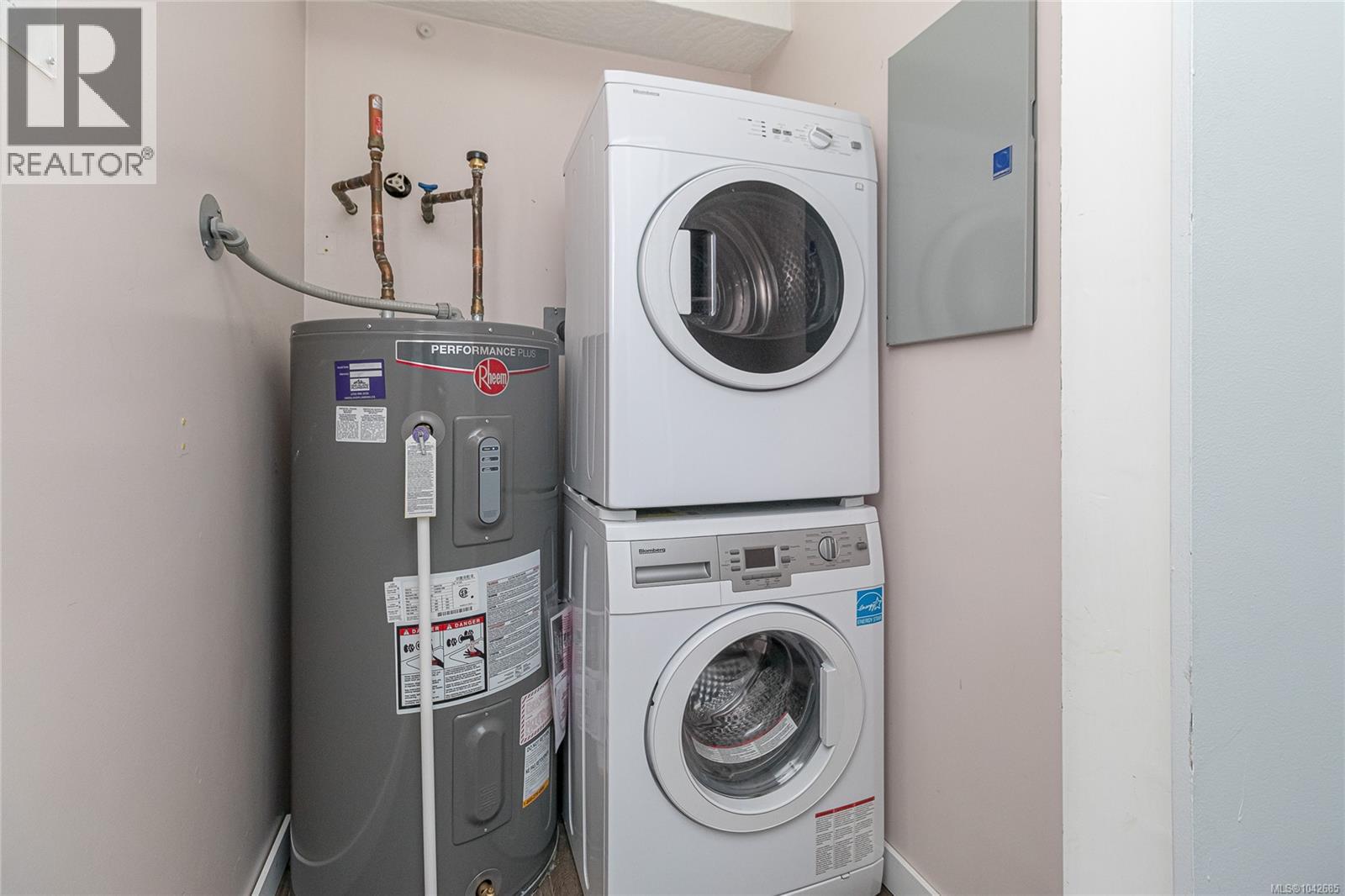 409 3460 Quadra St Property Photo 19