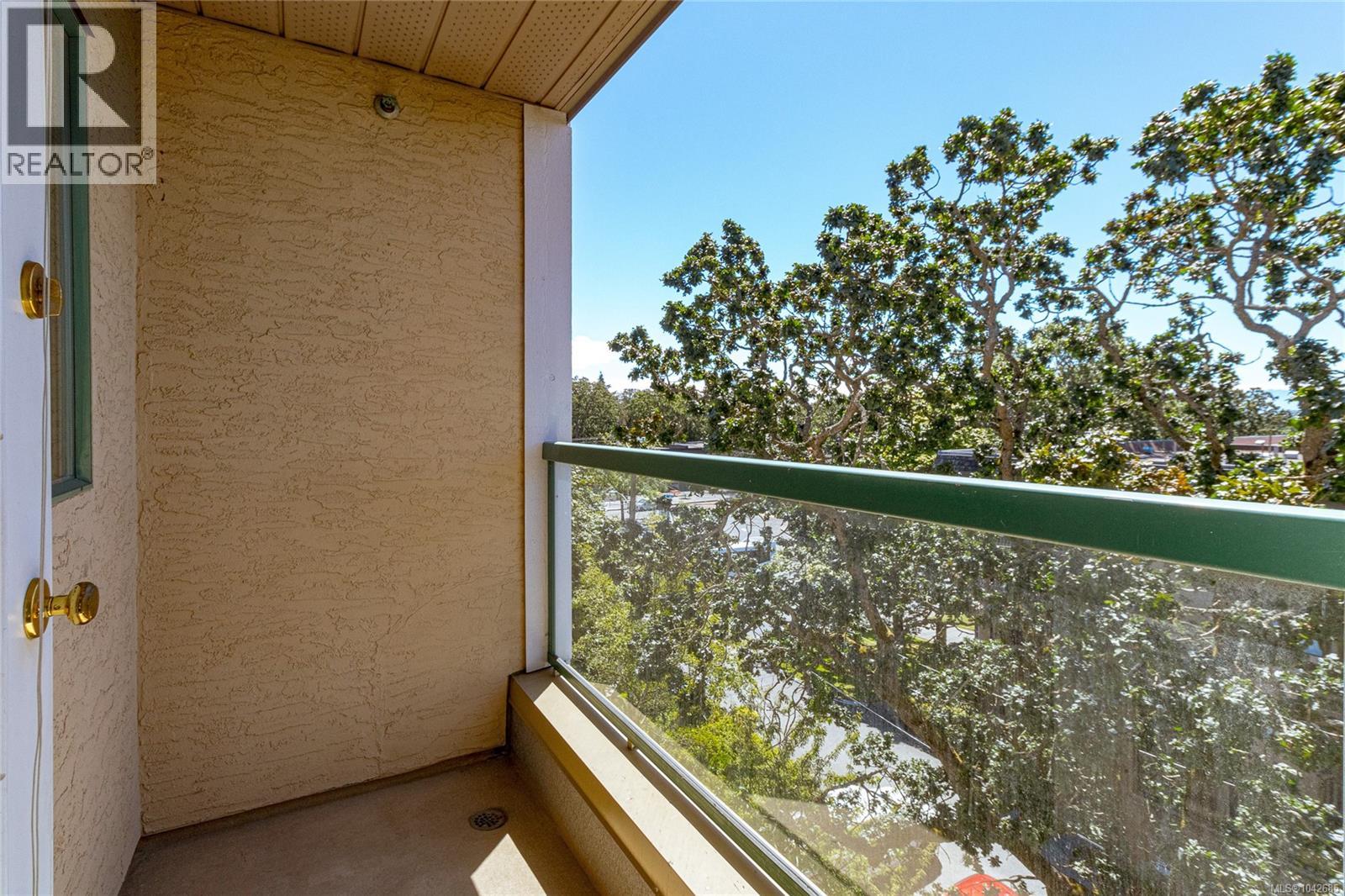 409 3460 Quadra St Property Photo 20