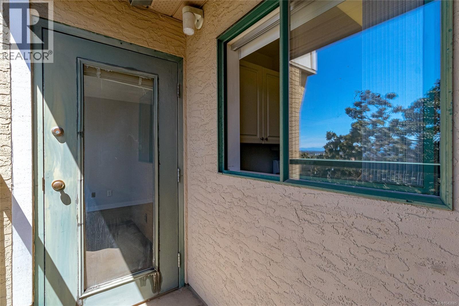 409 3460 Quadra St Property Photo 21