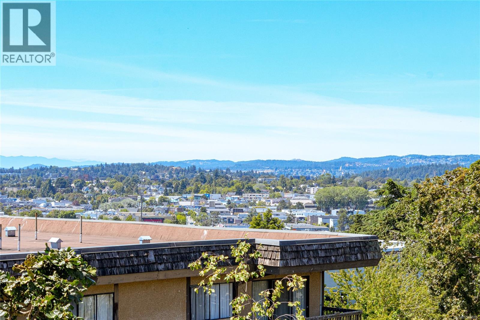 409 3460 Quadra St Property Photo 23