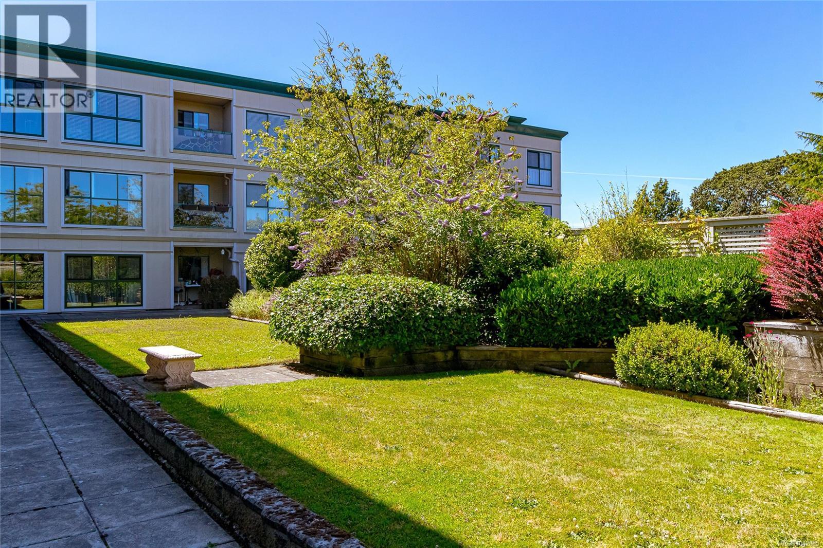 409 3460 Quadra St Property Photo 24