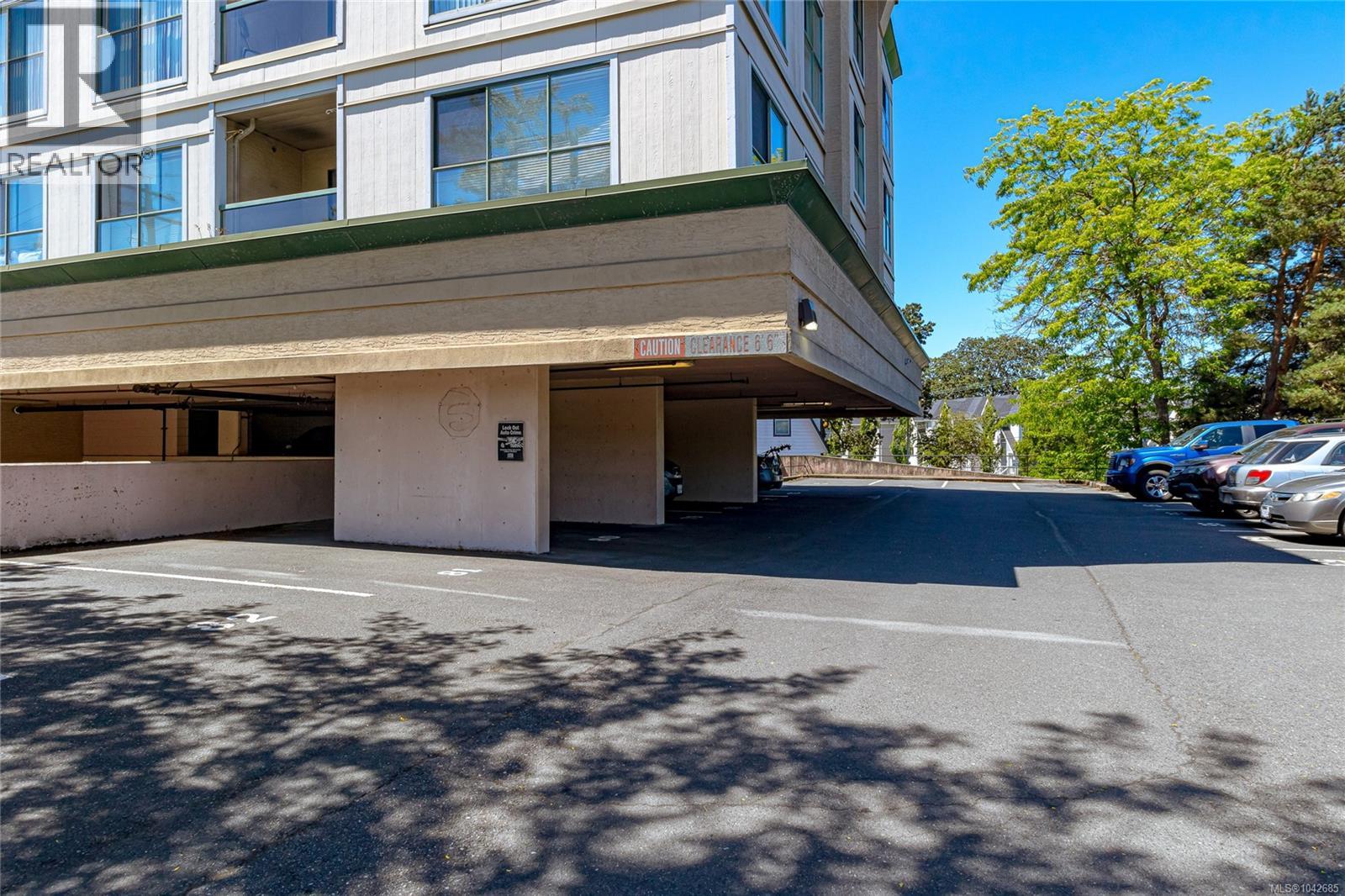 409 3460 Quadra St Property Photo 25