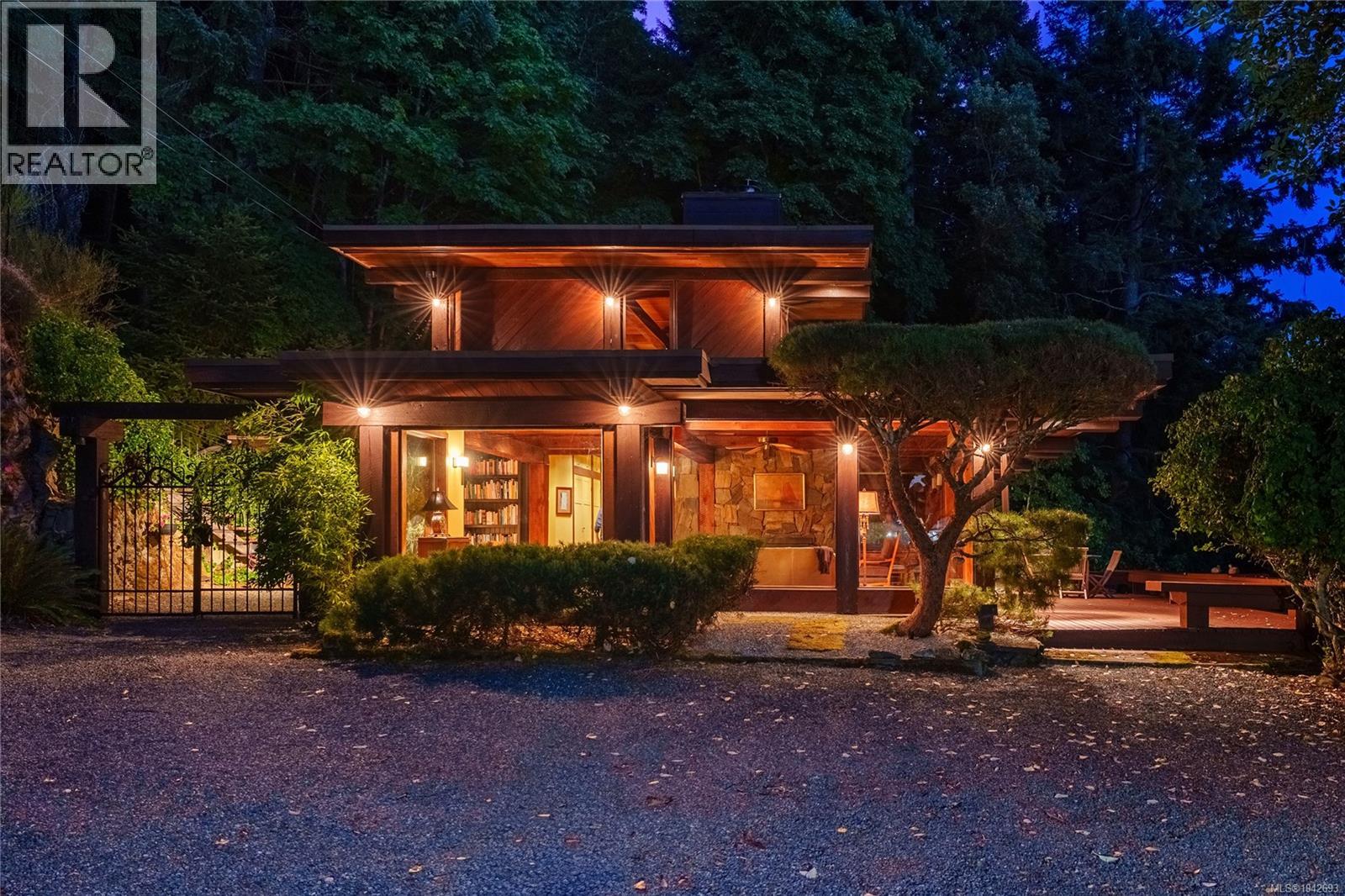 939 Khenipsen Rd Property Photo 3
