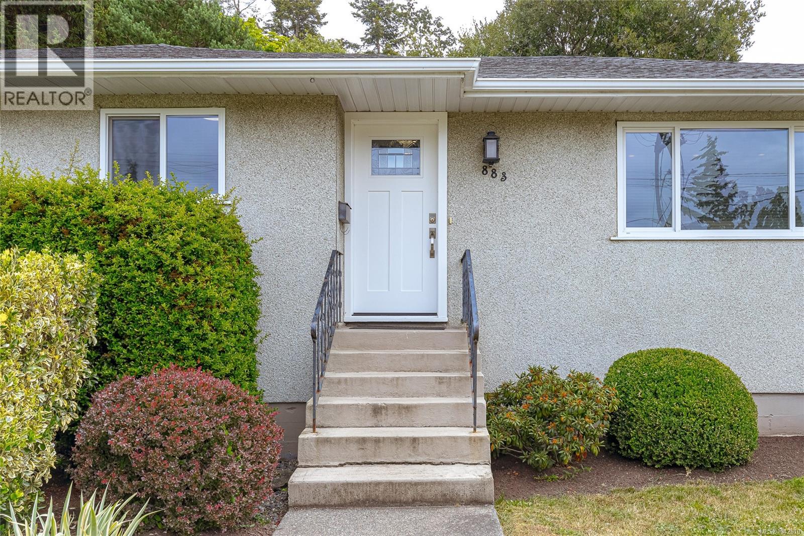 883 Lampson St Property Photo 6