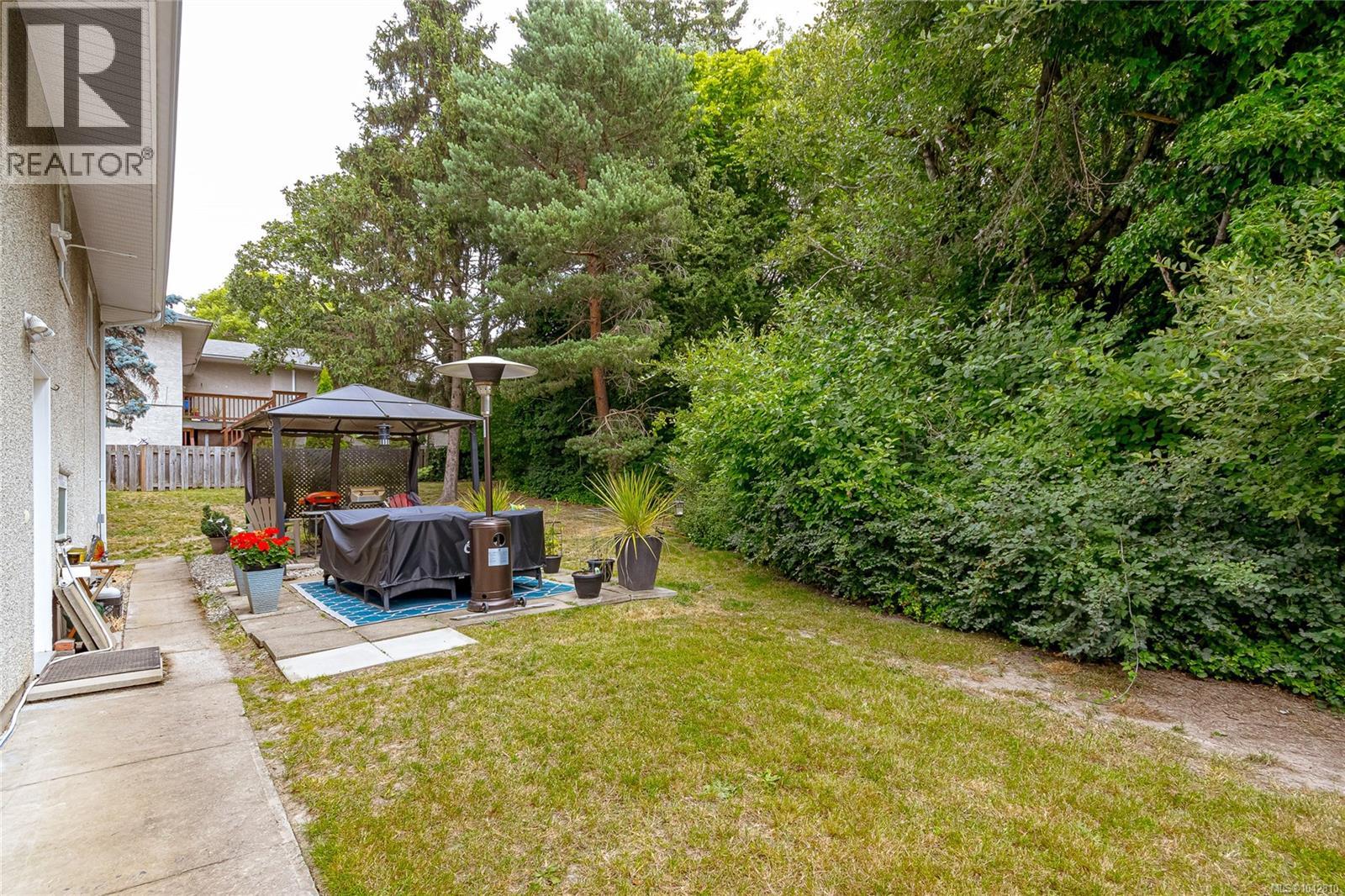 883 Lampson St Property Photo 31
