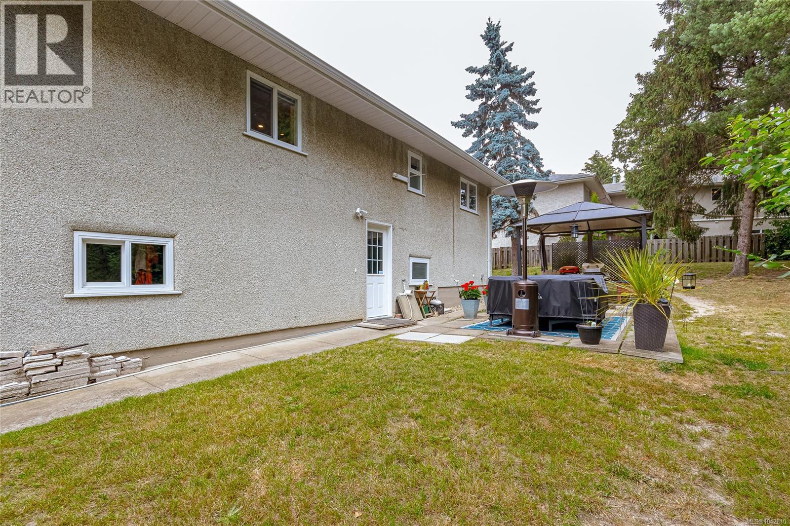 883 Lampson St Property Photo 32