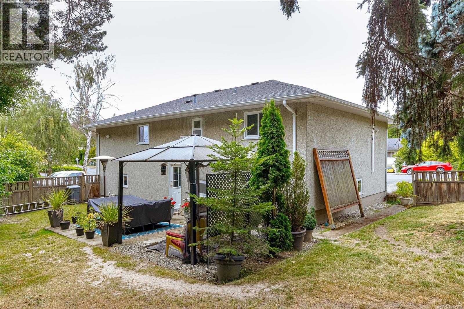 883 Lampson St Property Photo 33