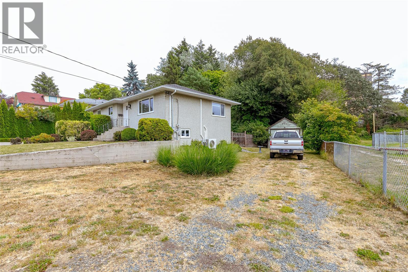 883 Lampson St Property Photo 35