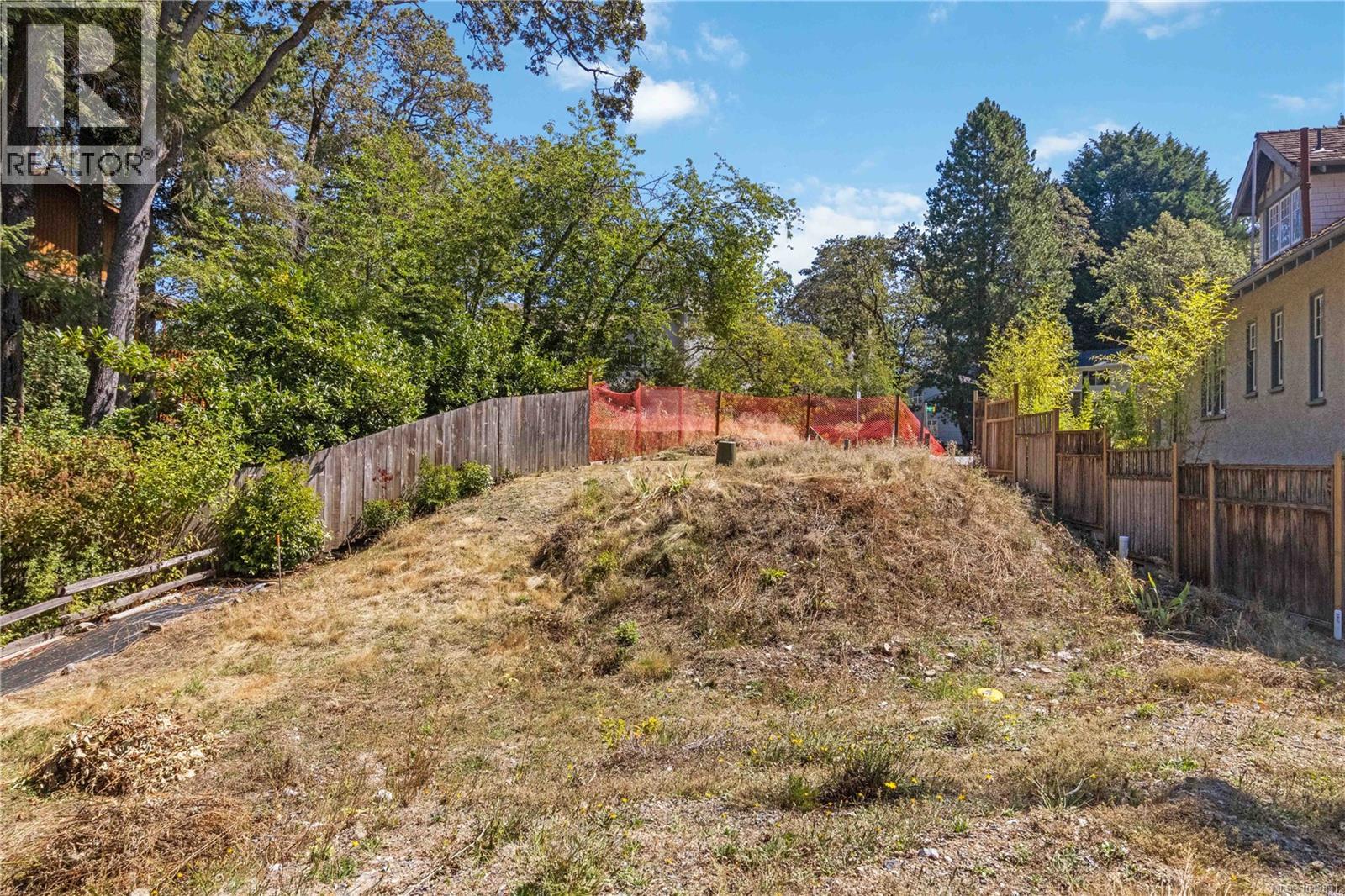 929 Woodhall Lane Property Photo 4