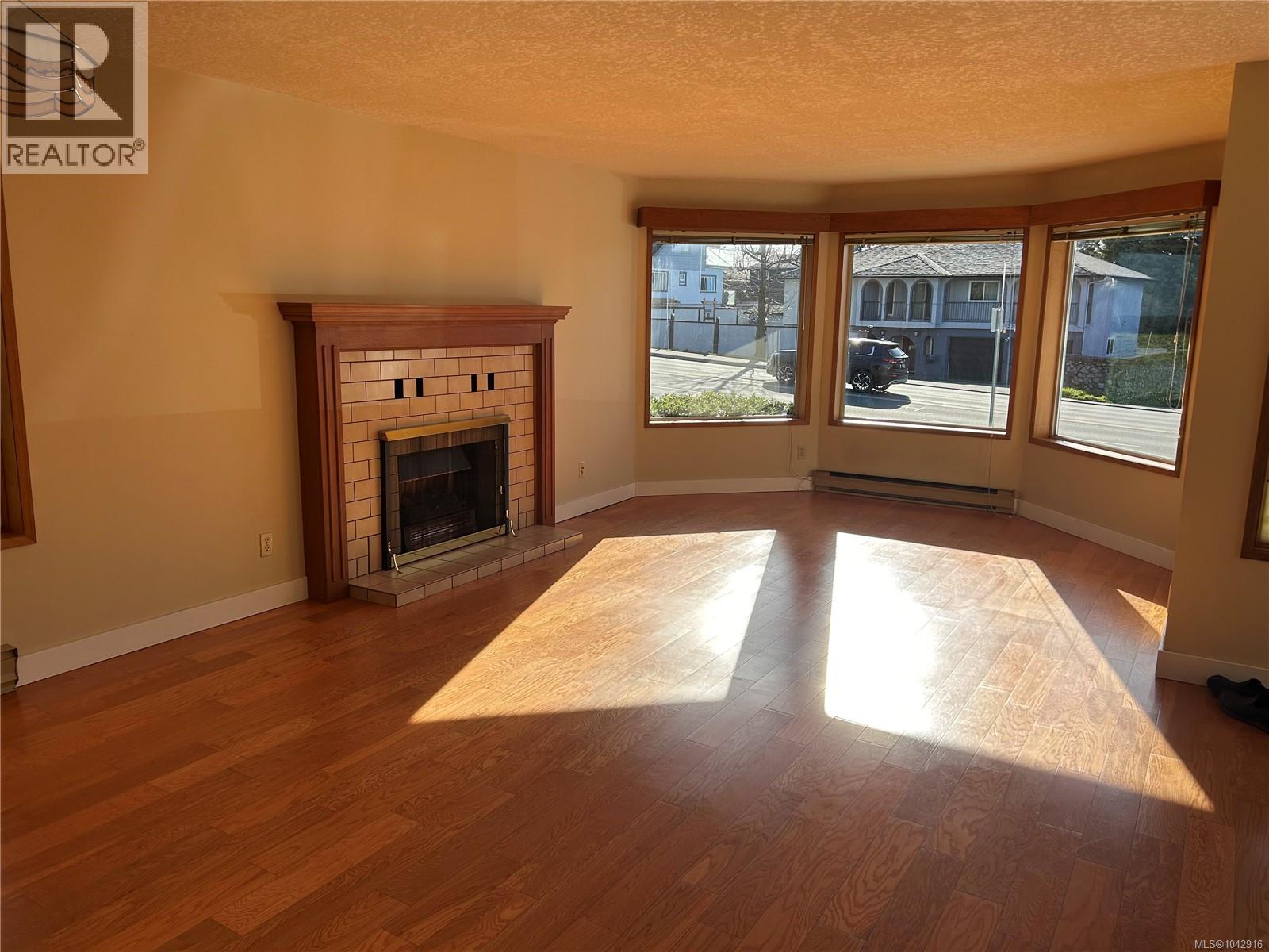 4225 Quadra St Property Photo 2