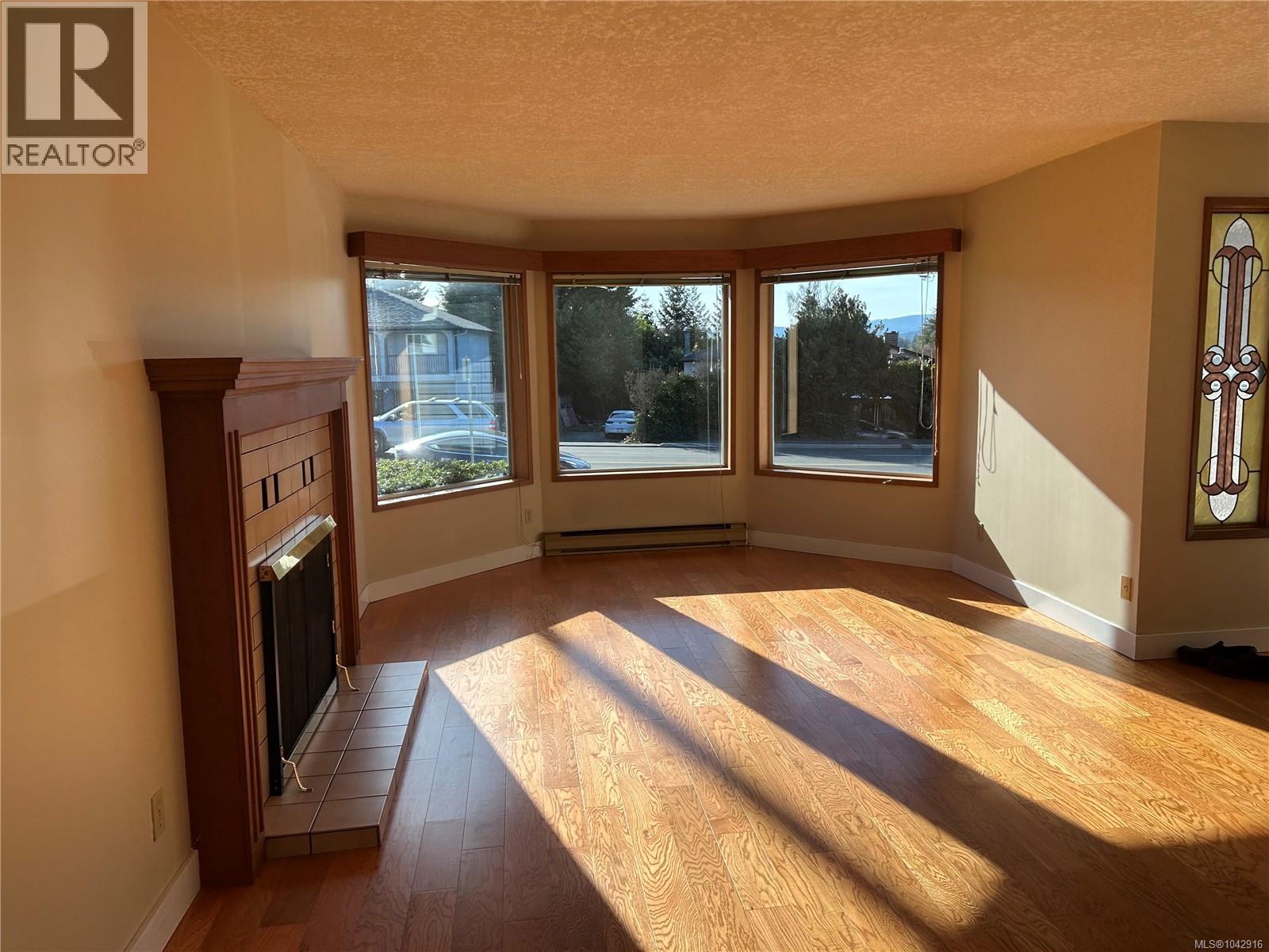 4225 Quadra St Property Photo 3