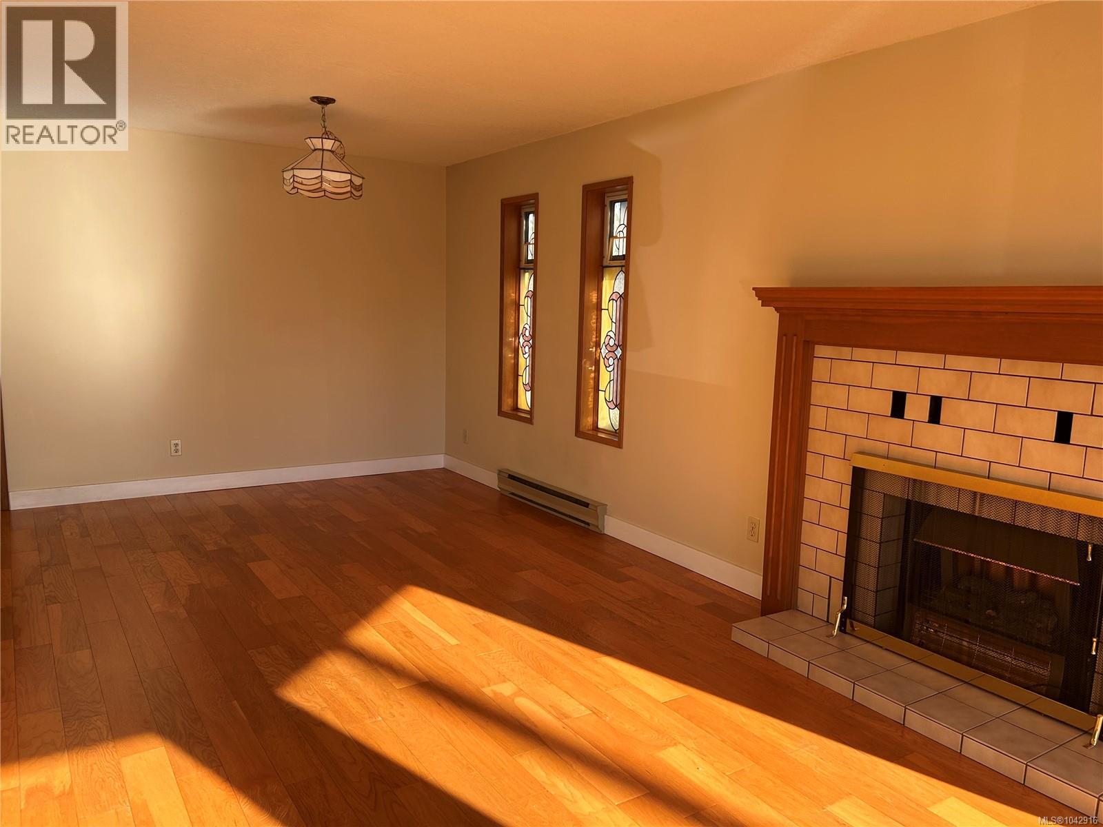 4225 Quadra St Property Photo 4