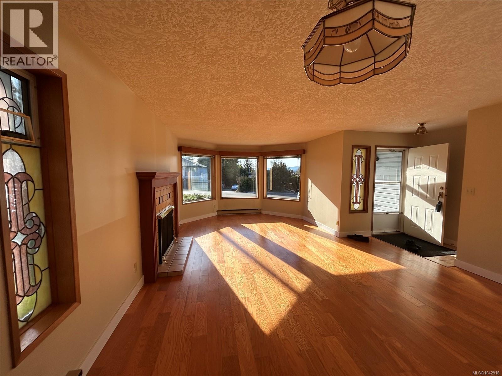 4225 Quadra St Property Photo 5