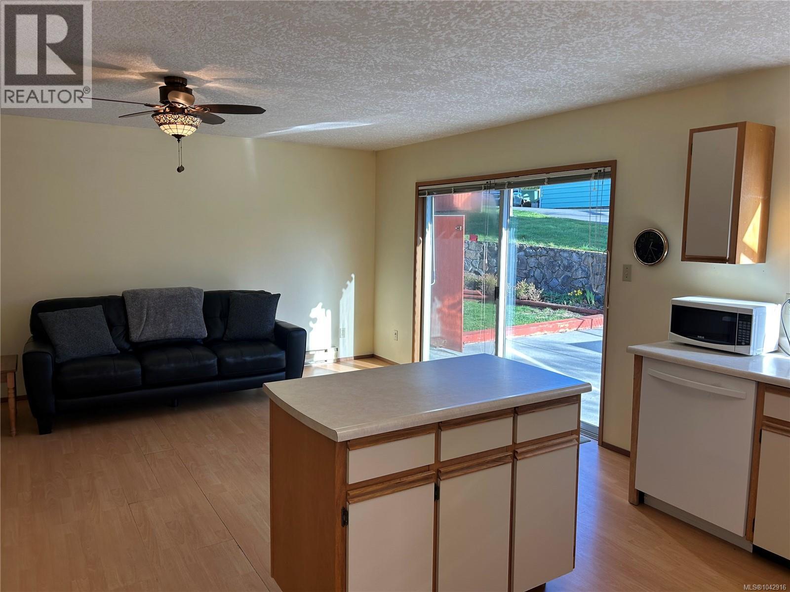 4225 Quadra St Property Photo 6
