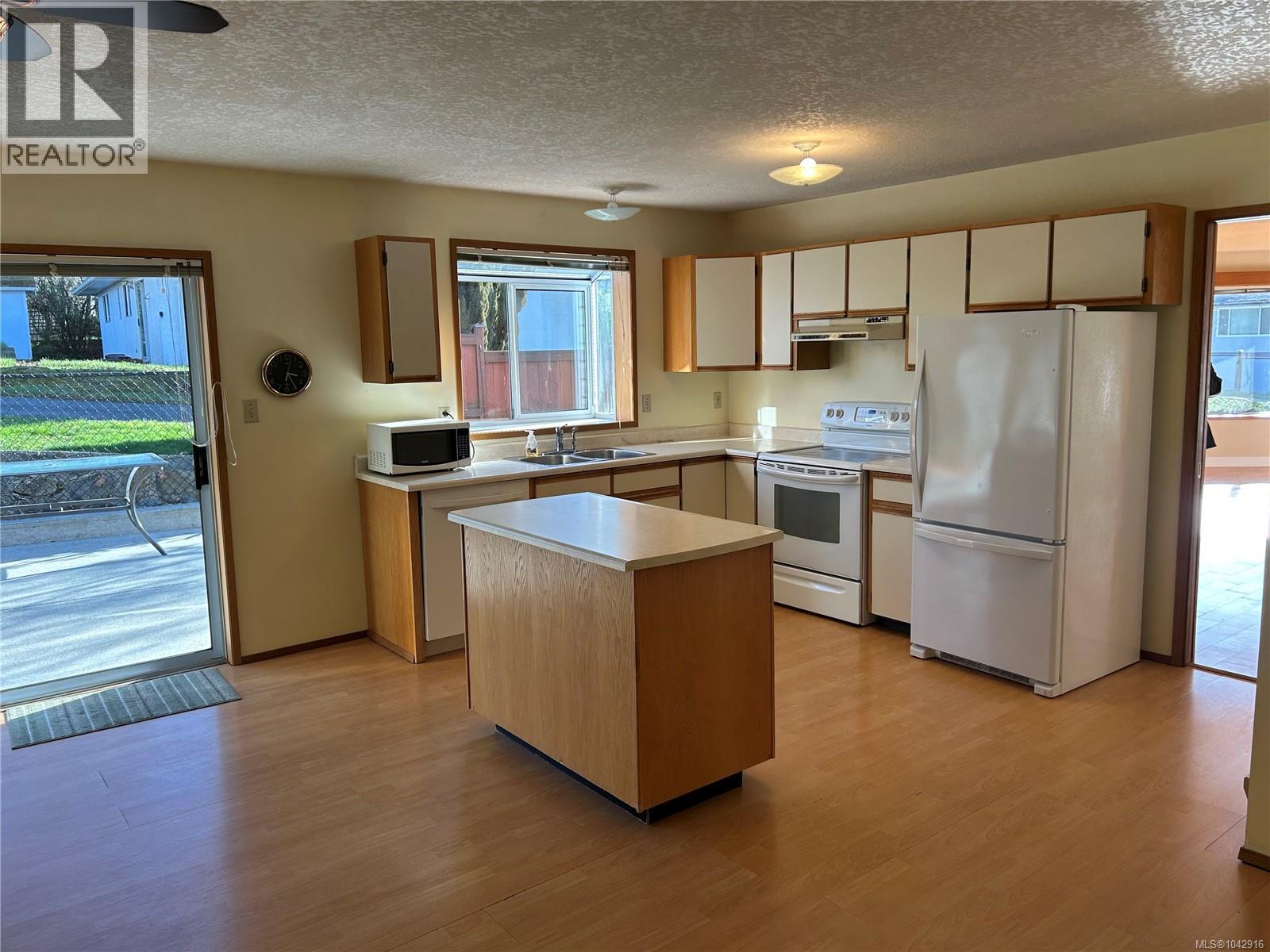 4225 Quadra St Property Photo 7